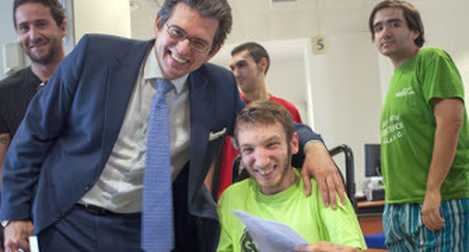 José Luis de Alcaraz y Alejandro Tapia, ayer, tras la firma del acuerdo. / Manuel Gómez