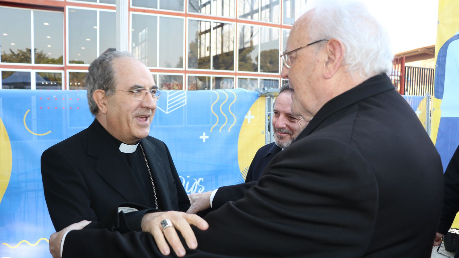 Monseñor Asenjo saluda afectuosamente al cardenal Amigo, arzobispo emérito de Sevilla.