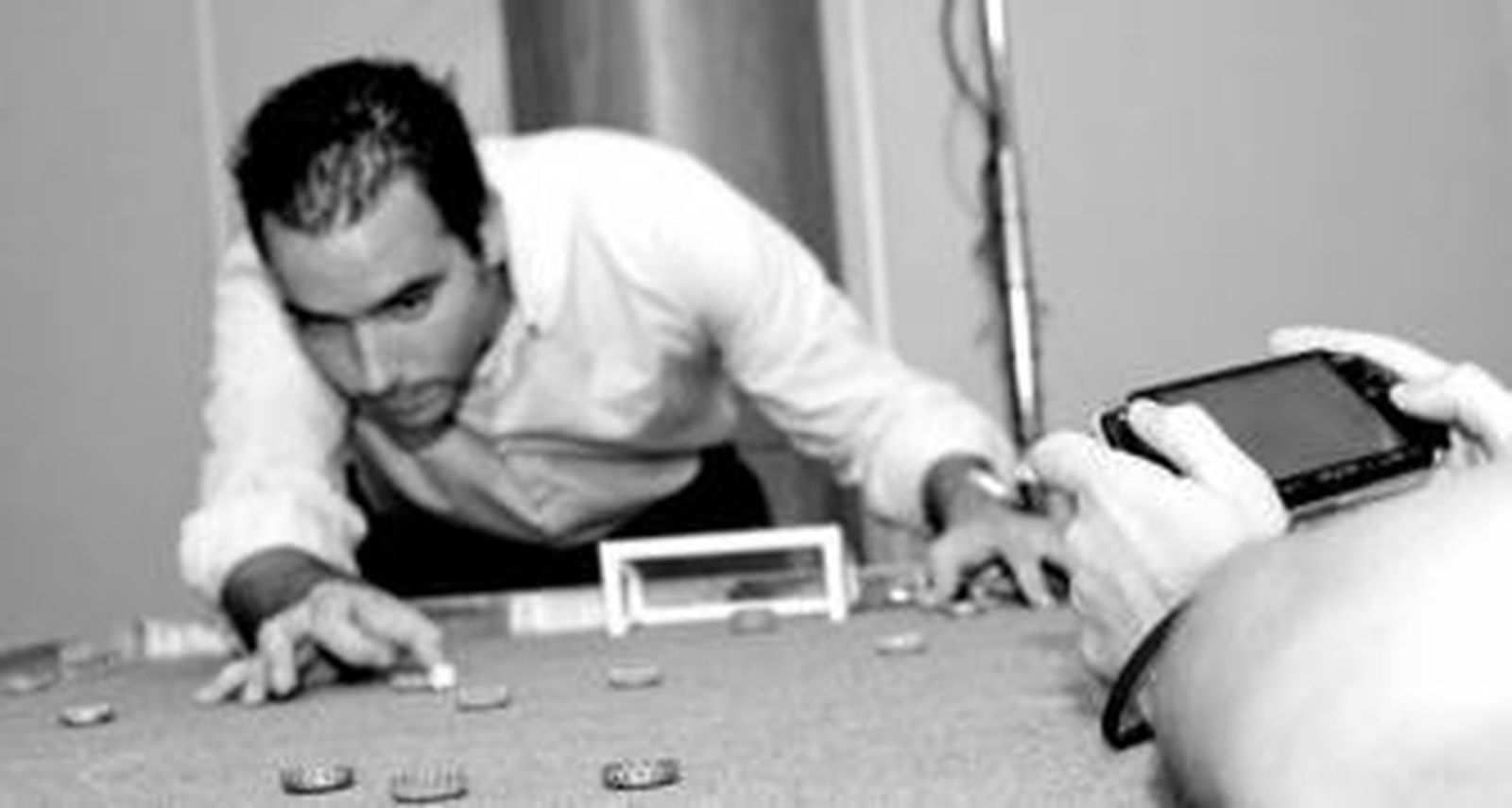 Roberto Pérez Yeste practica con el juego en modo real.