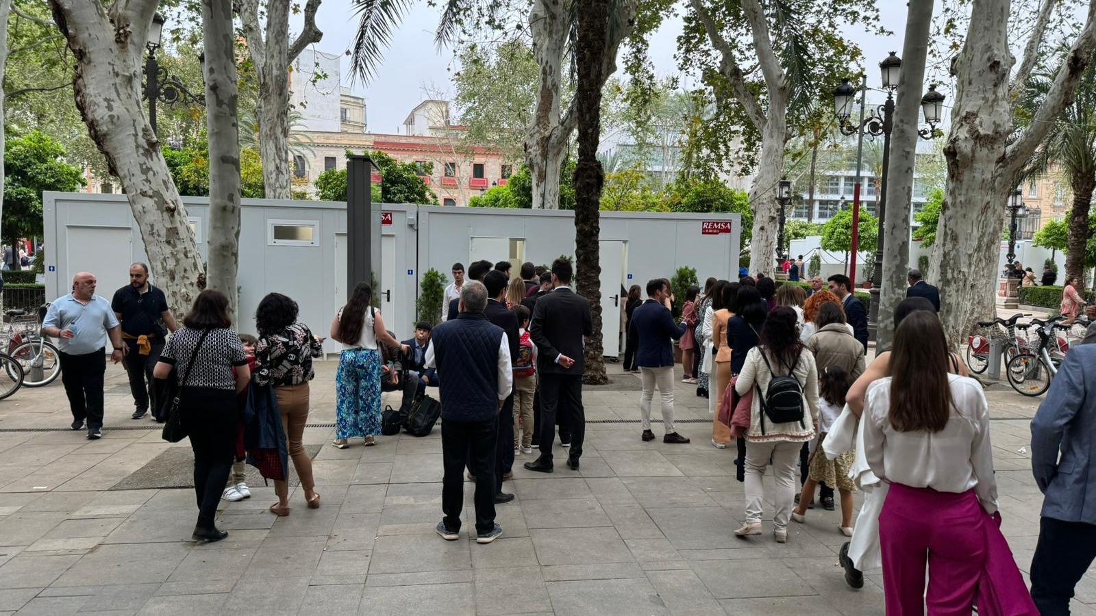 Colas para usar los baños de la Plaza Nueva.
