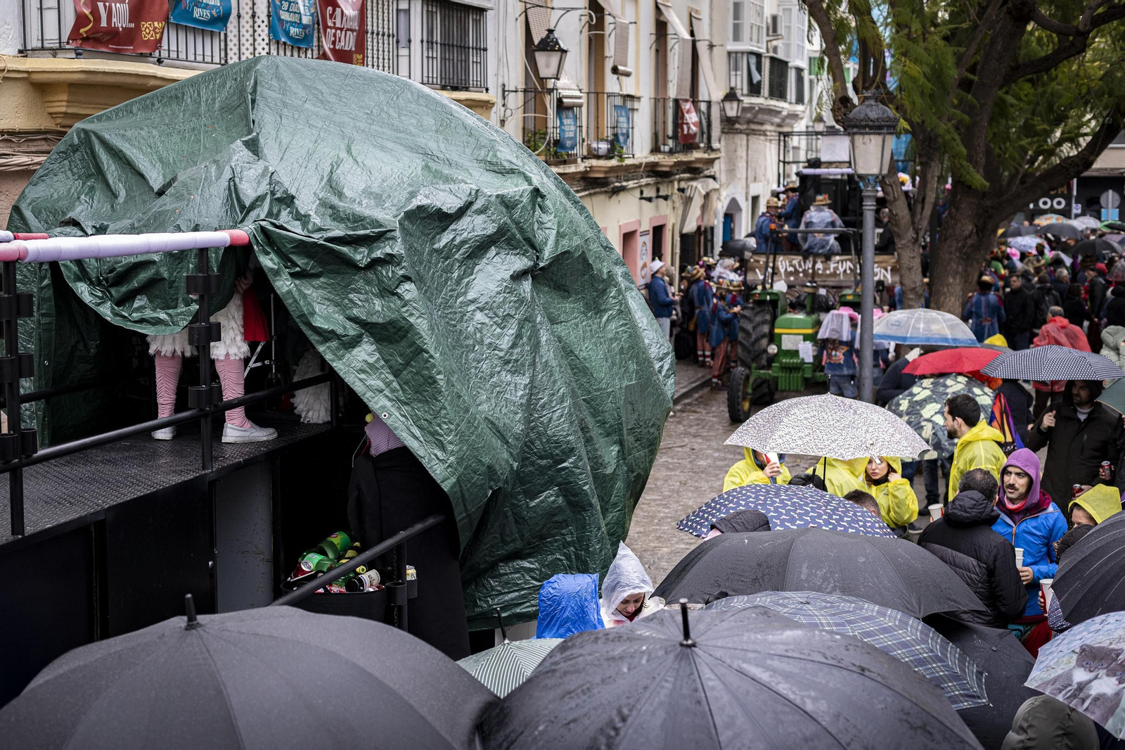 Las imágenes del segundo sábado de Carnaval de Cádiz 2025: Carrusel de coros bajo la lluvia