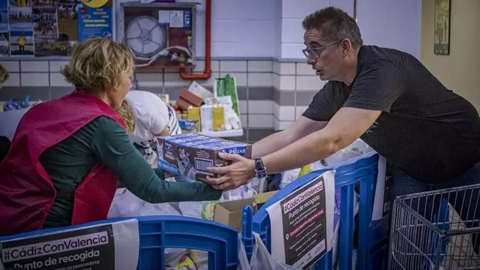 Recogida de alimentos en Cádiz para las víctimas de la DANA en Valencia, el 2 de noviembre de 2024