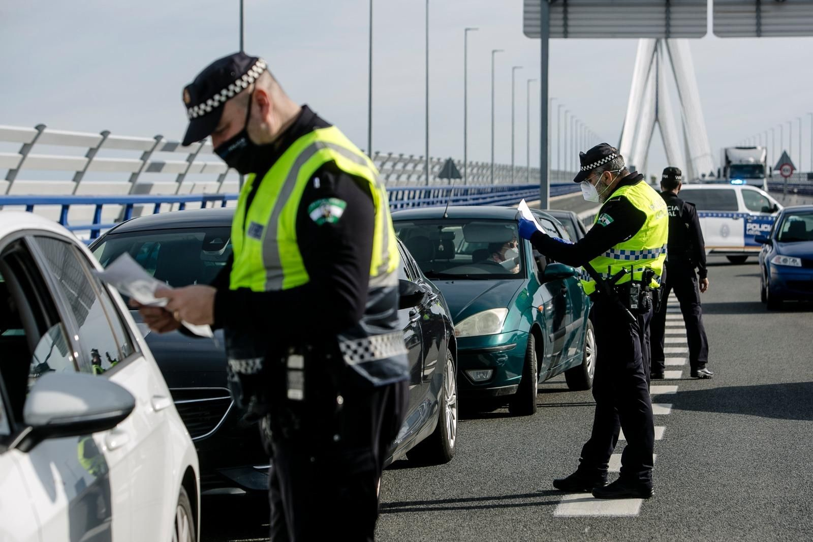 Agentes de la Policía Local realizan controles a la entrada de la ciudad.
