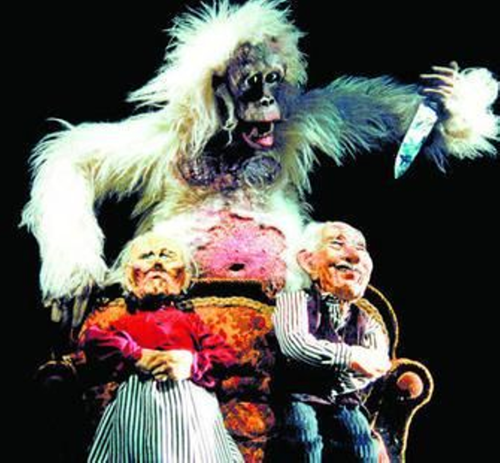 El simio de la calle Morgue trata de acabar con unos ancianos en una escena de la obra.