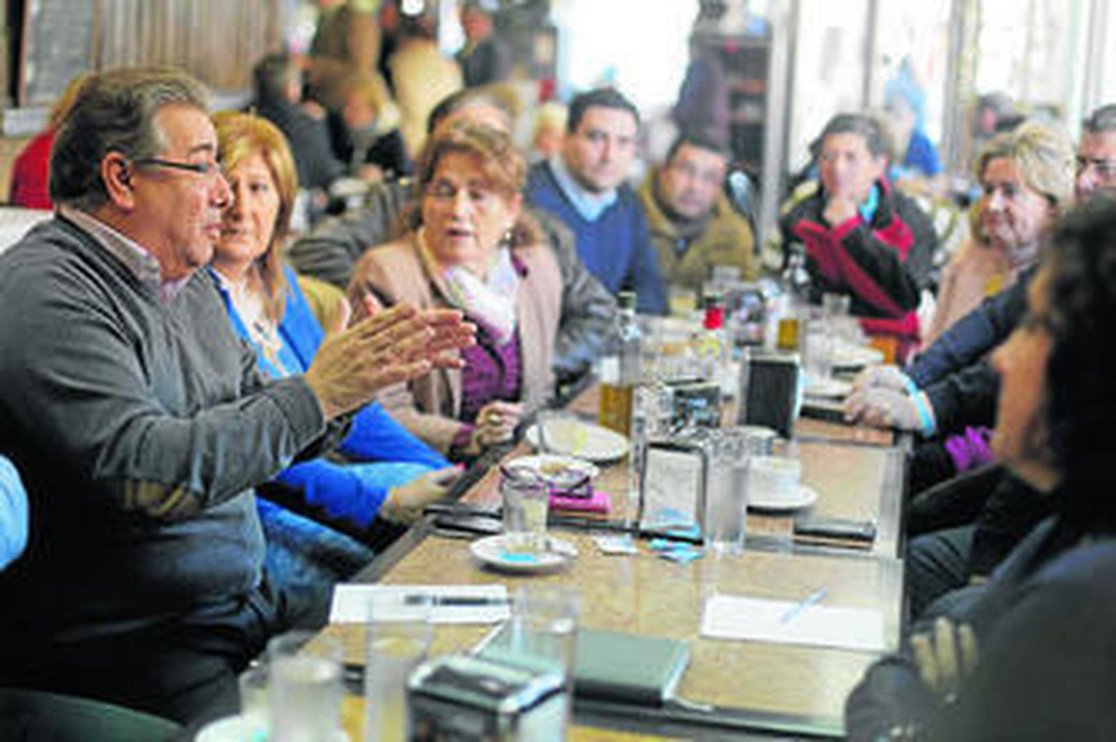 El alcalde, Juan Ignacio Zoido, dialoga con los comerciantes de Pío XII, Miraflores, Cruz Roja y León XIII.