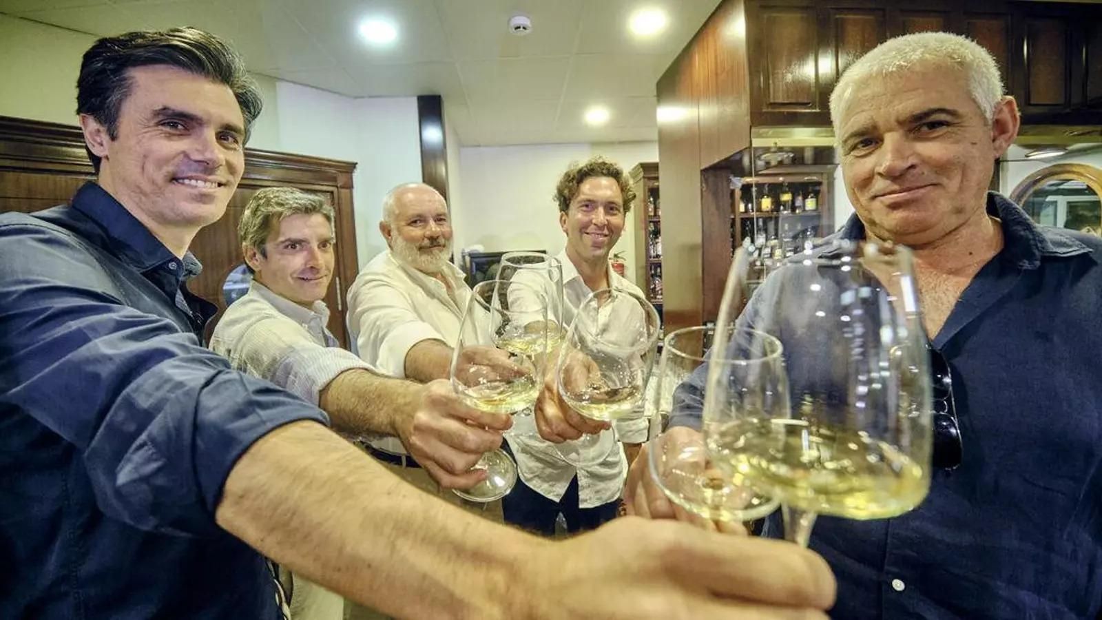 Miembros de la asociación Territorio Albarizo, el germen de la futura DOde los otros vinos blancos del Marco. Miembros de la asociación Territorio Albarizo, el germen de la futura DOde los otros vinos blancos del Marco.