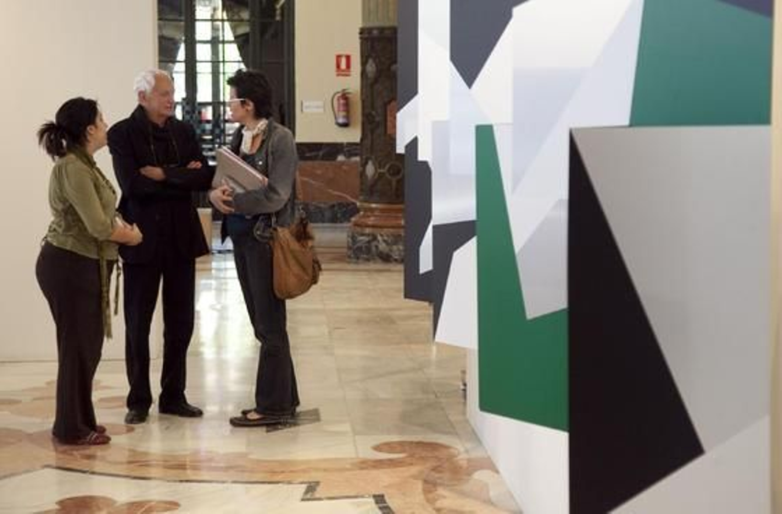 Imagen de la muestra 'Juan Serrano. Pintura, escultura, diseño', que puede disfrutarse en el Casino de la Exposición. / Jaime Martínez