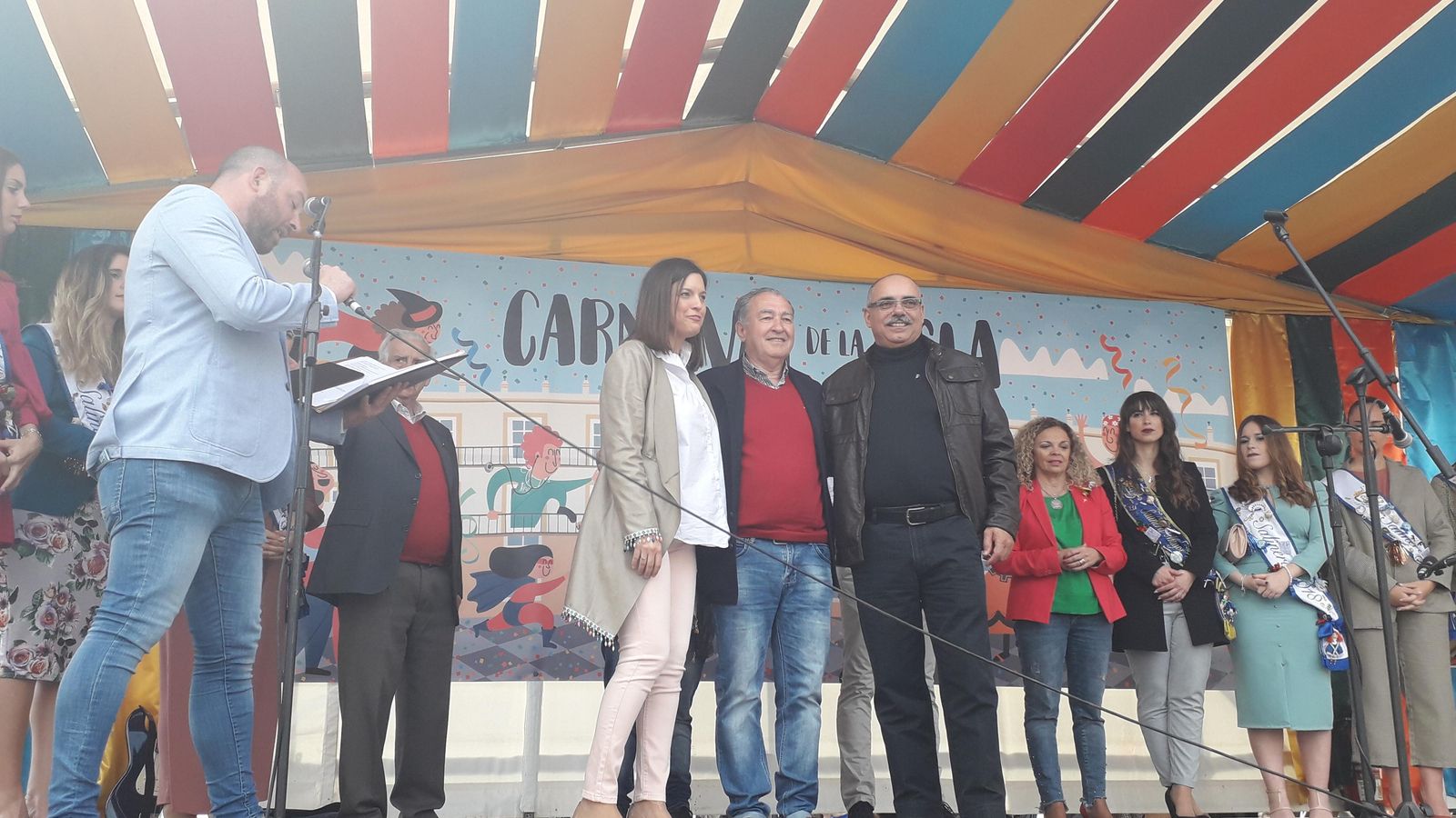 Manuel Aleu, tras recibir la Careta del Carnaval de la peña Perete.