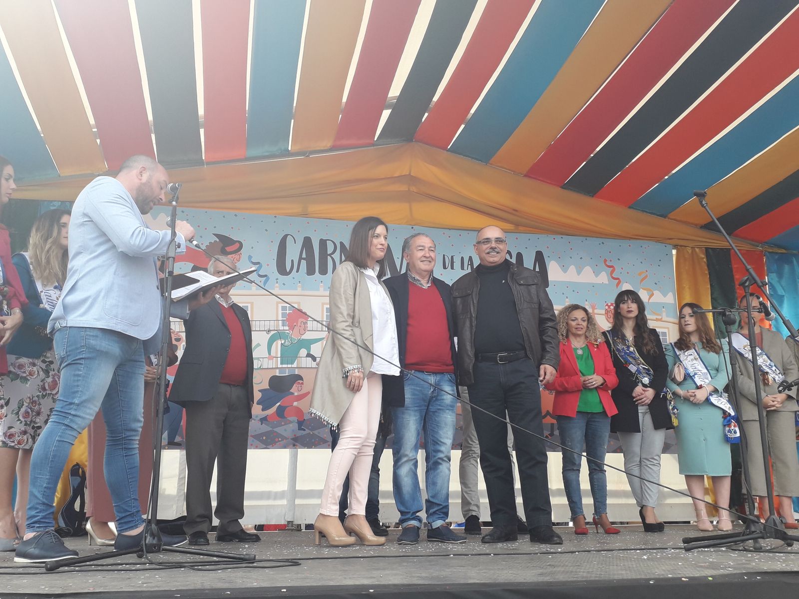 la peña Perete entrega la Careta del Carnaval, en las pasadas fiestas.