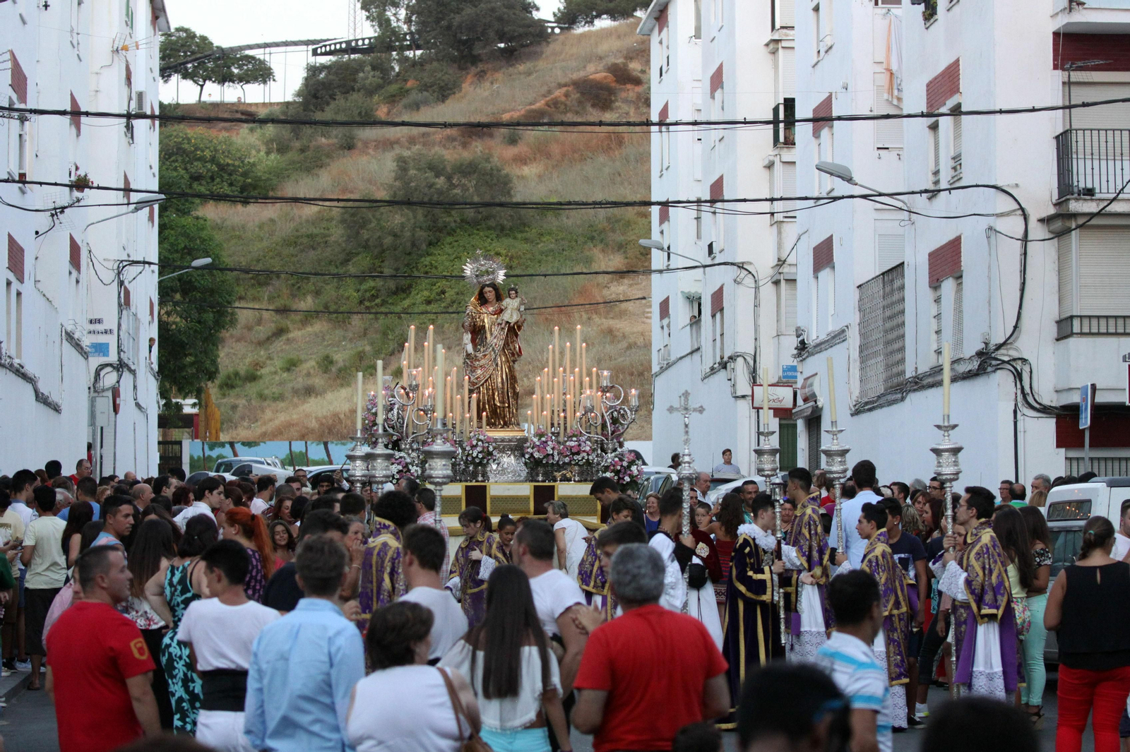 La Virgen del Carmen durante su recorrido por el barrio.