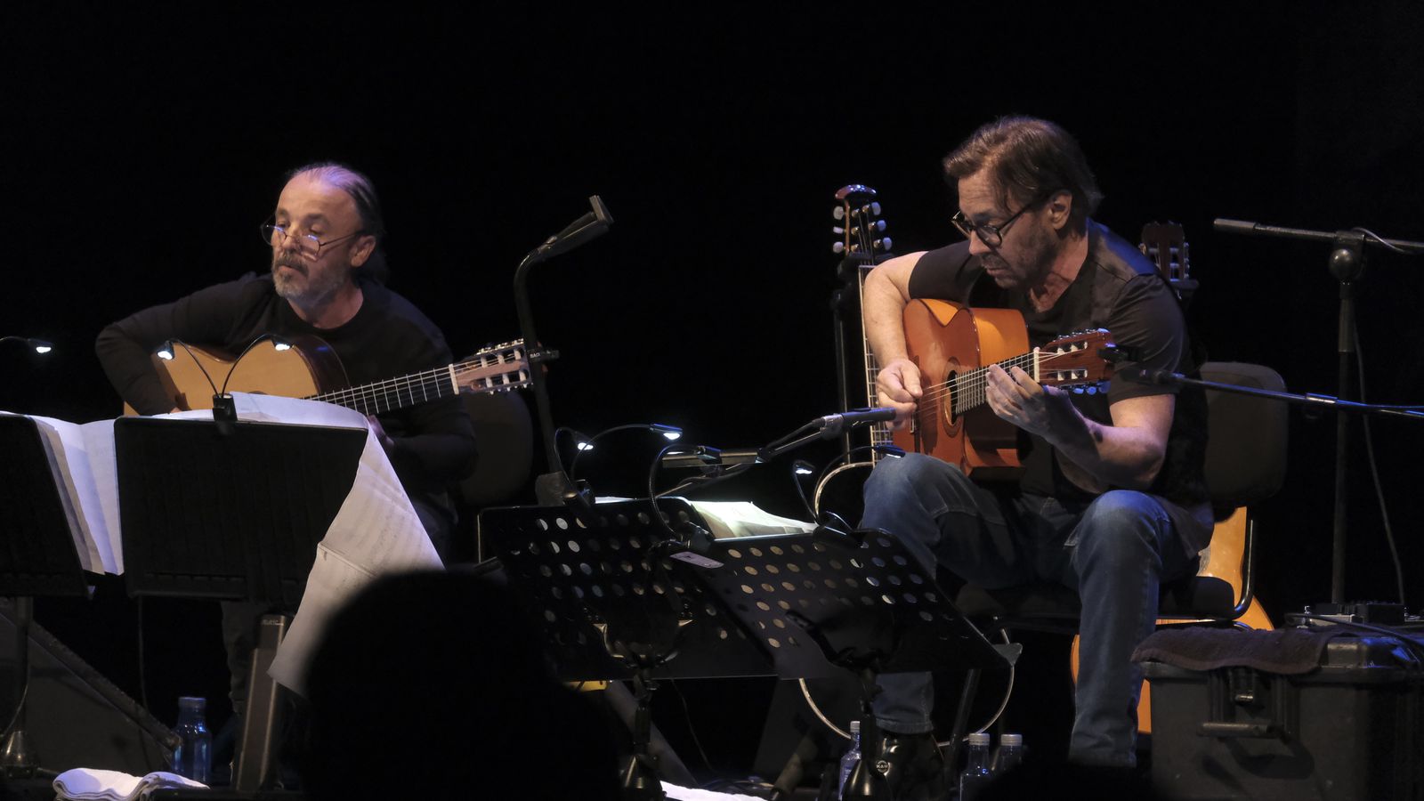 Al Di Meola y Paolo Alfonsi tocan sus guitarras.