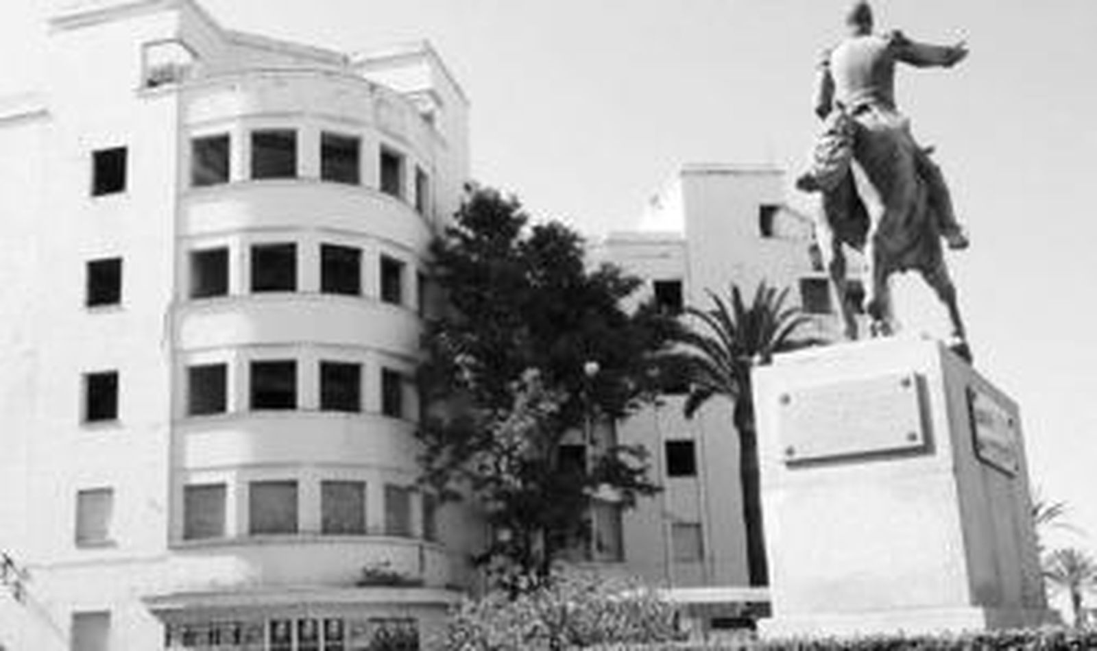 El edificio del Olivillo, ubicado en el barrio de El Balón, lleva décadas sin uso.