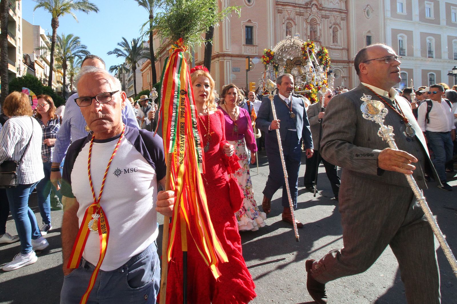 Imágenes de los caballistas, peregrinos a pie y carros de la Hdad de Emigrantes