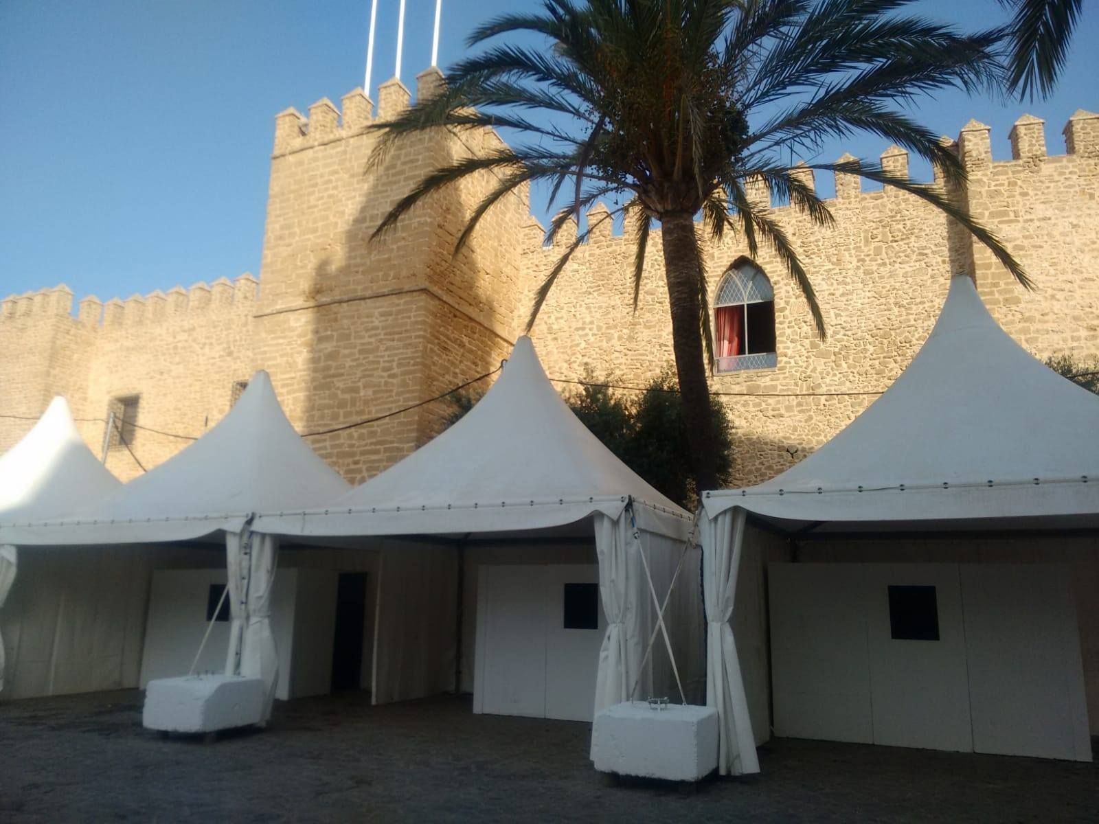 Las carpas de la Feria de la Tapa, ya instaladas junto al Castillo de Luna.