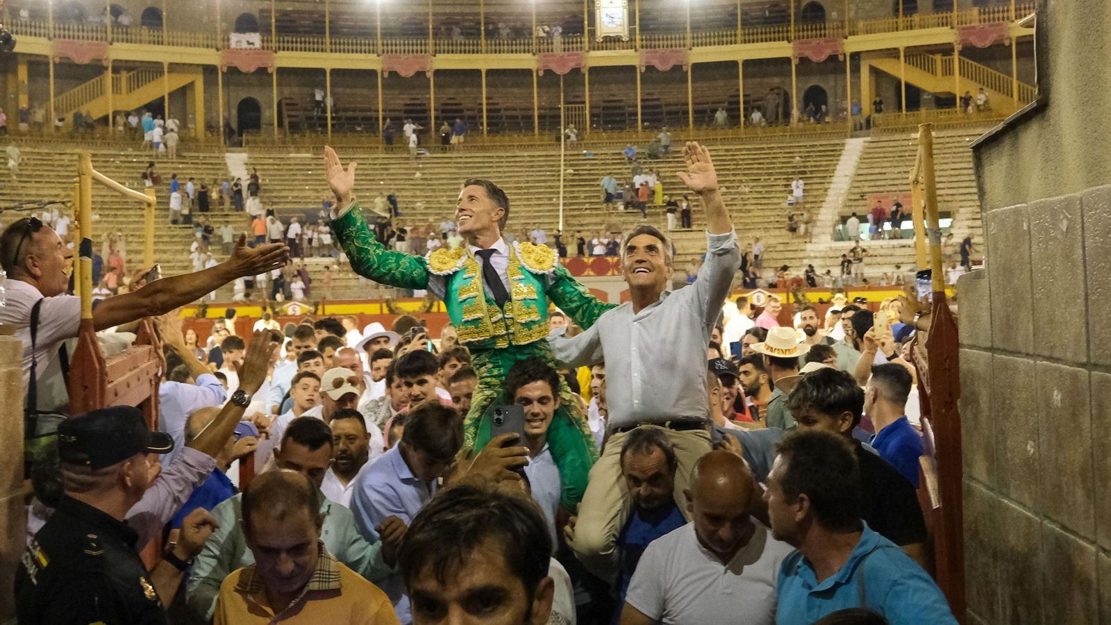 El diestro Manuel Escribano salió a hombros en unión del ganadero Victorino Martín.