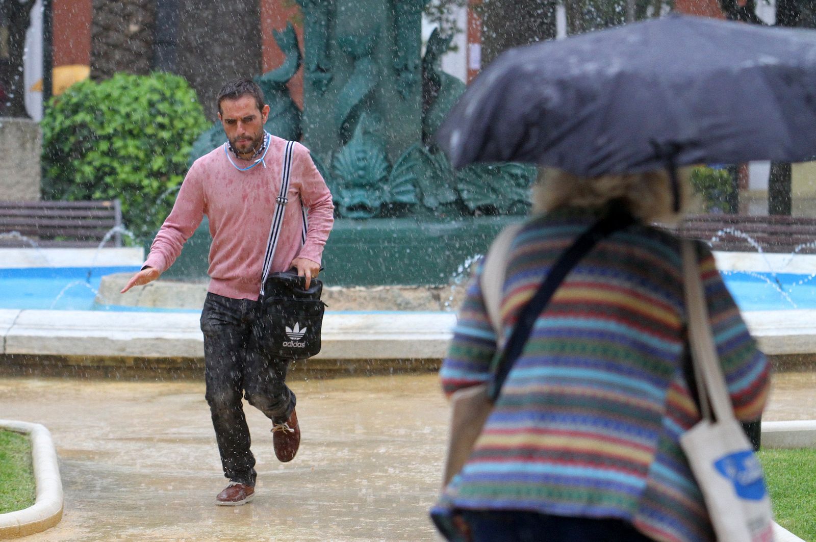 Jornada de lluvia en Huelva capital, en una imagen de archivo.