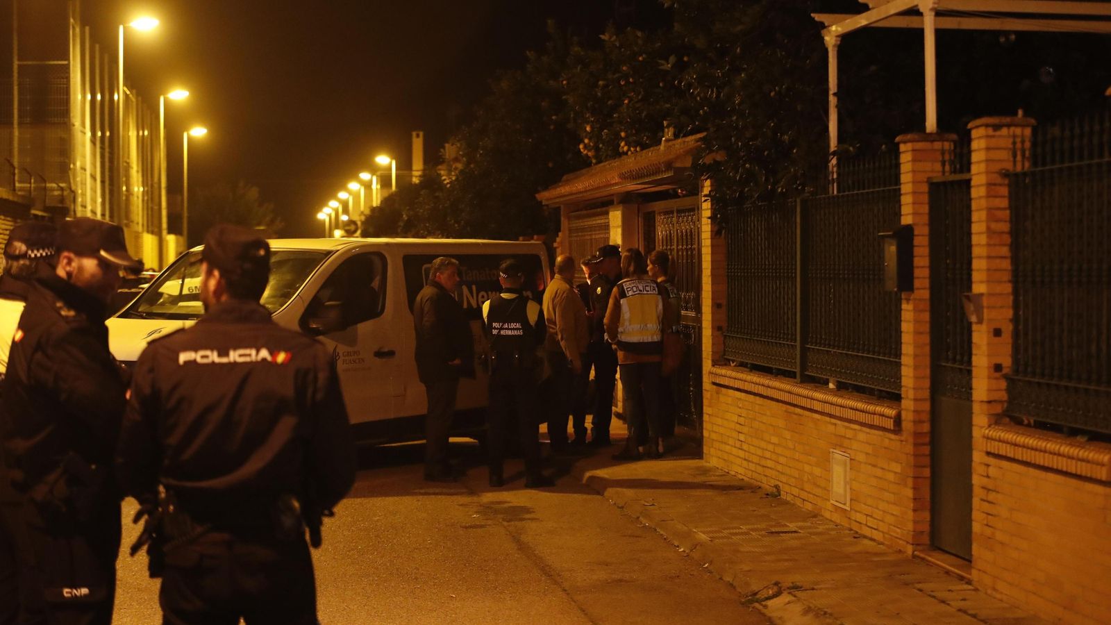 Policías en la casa de Las Portadas.