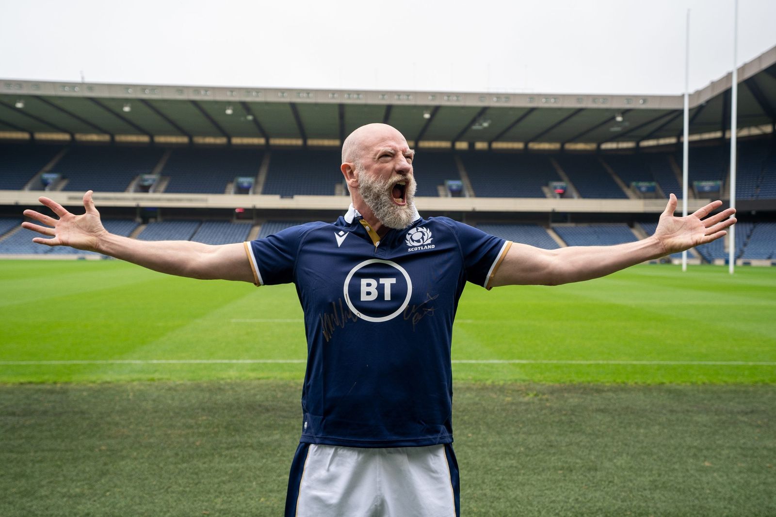 Graham McTavish en pleno ánimo en el campo de rugby