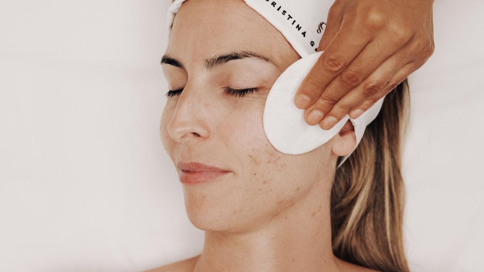 La limpieza facial es clave para evitar que el poro se obstuya y aparezca el acné. La limpieza facial es clave para evitar que el poro se obstuya y aparezca el acné.