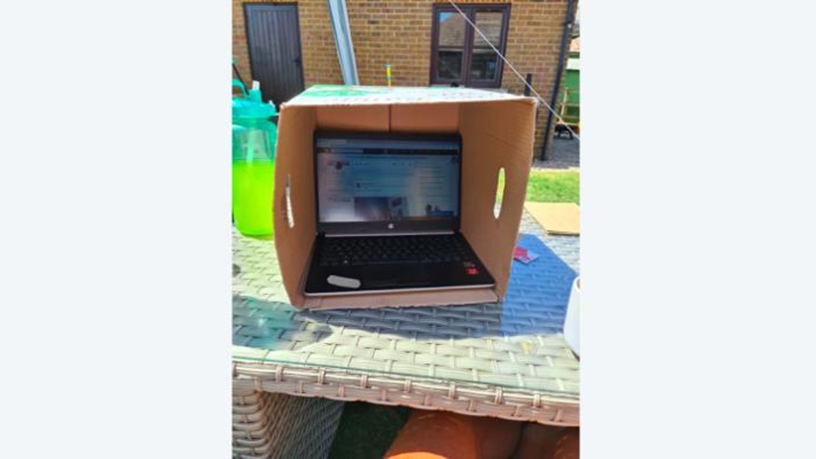 Uno de los usos para tu caja de cartón.