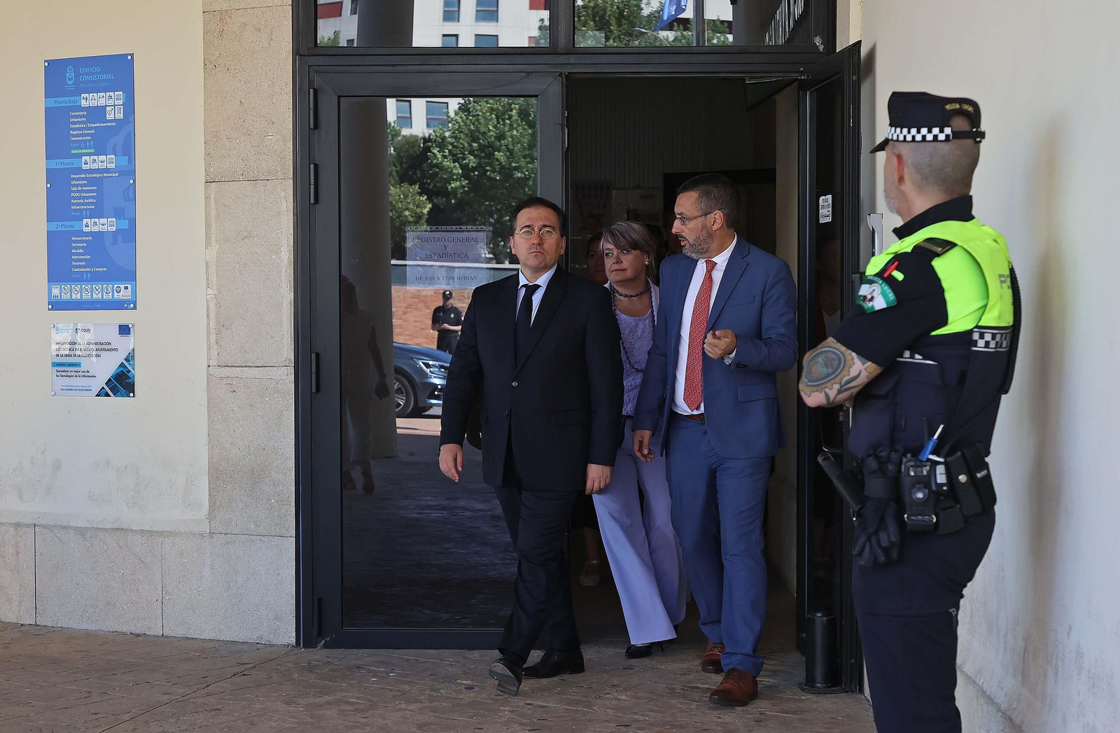 La reunión de José Manuel Albares con Juan Franco en el Ayuntamiento de La Línea, en imágenes