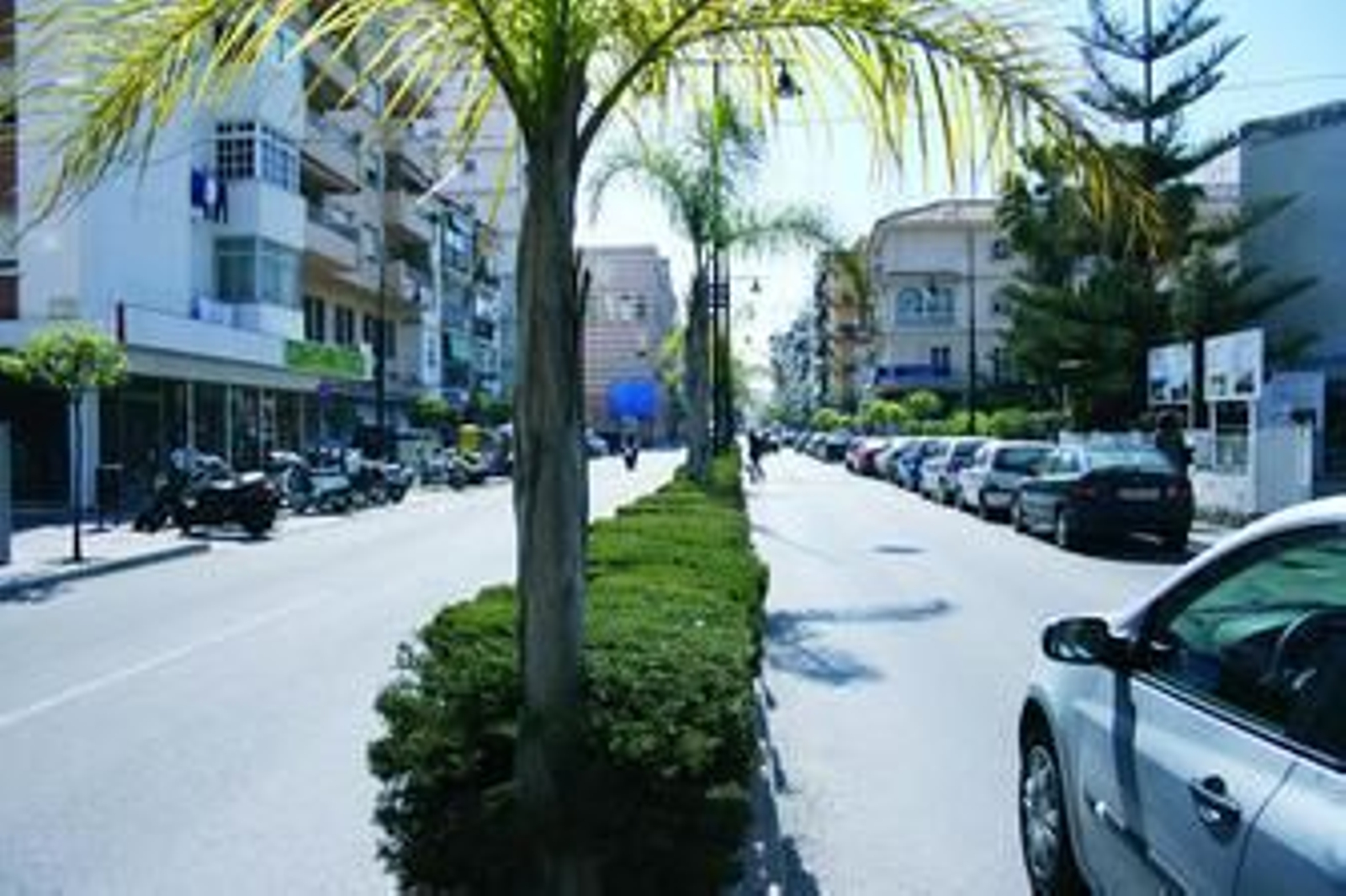 Vista de la zona de estacionamientos regulados en la calle Juan Gómez 'Juanito'.