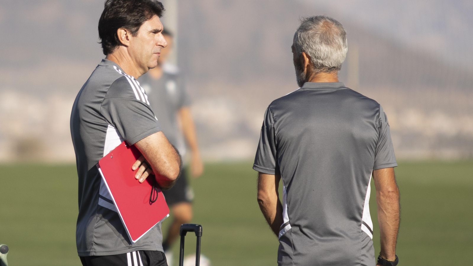 Aitor Karanka charla con José Alfonso Morcillo.