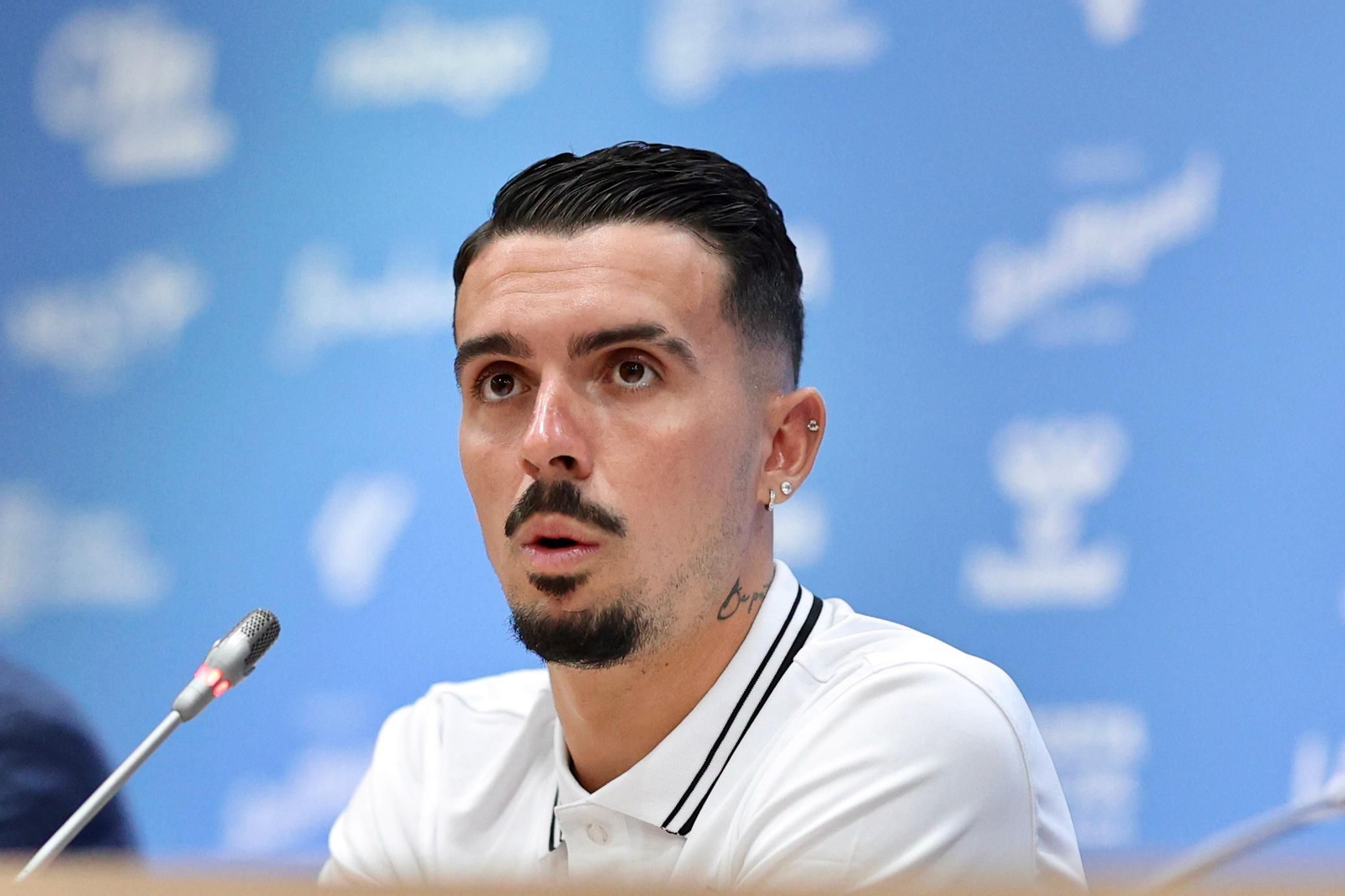 Joaquín Muñoz, radiante y con su gente en su primer día de malaguista