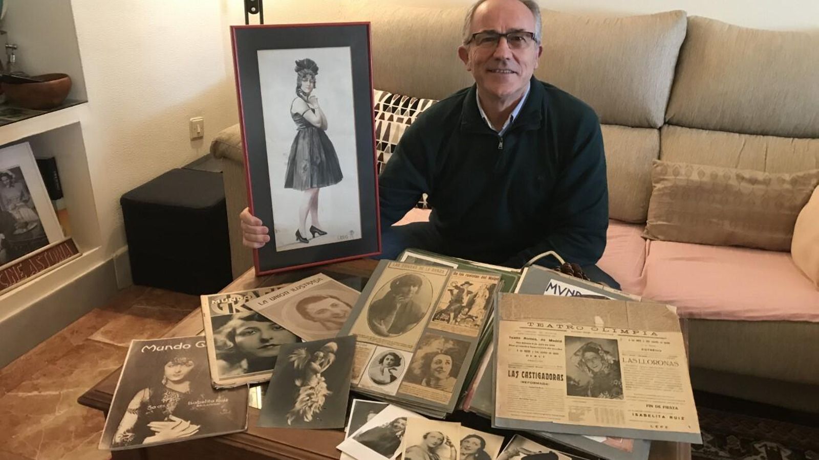 El autor del artículo junto a los documentos donados a la Biblioteca. El autor del artículo junto a los documentos donados a la Biblioteca.