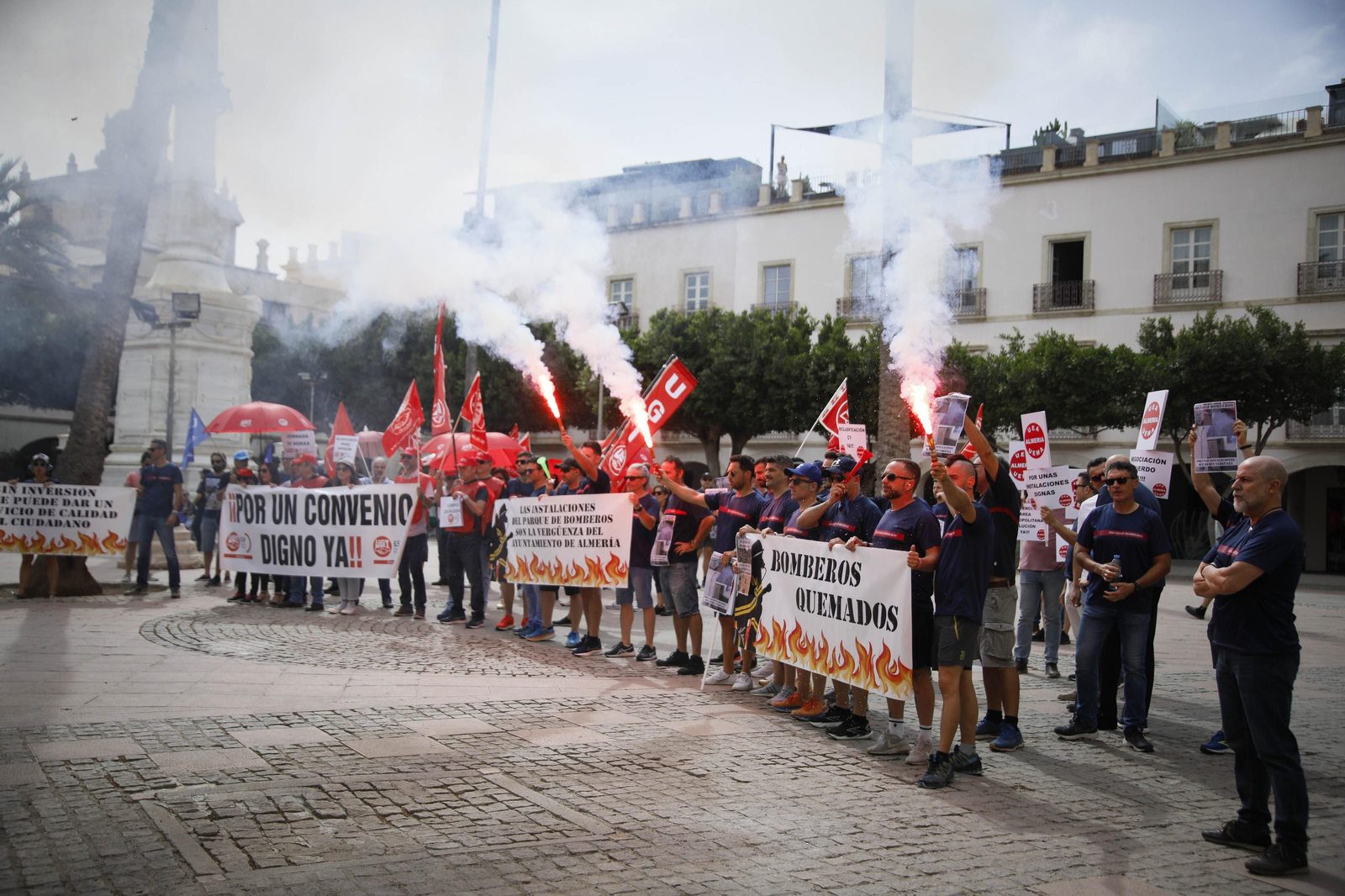 Manifestación de los bomberos quemados de Almería, en imágenes