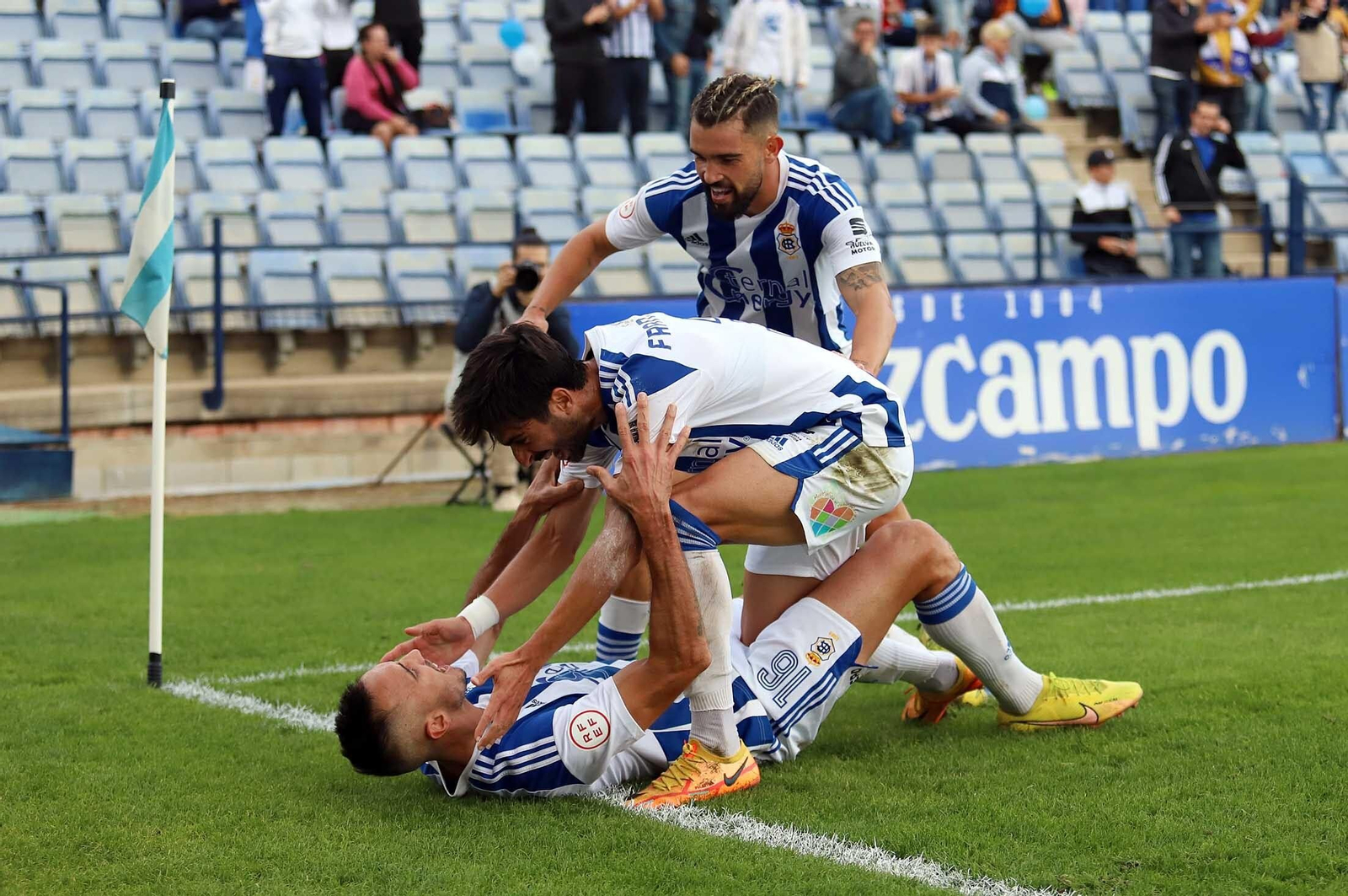 Celebración de un gol del Recre esta temporada.
