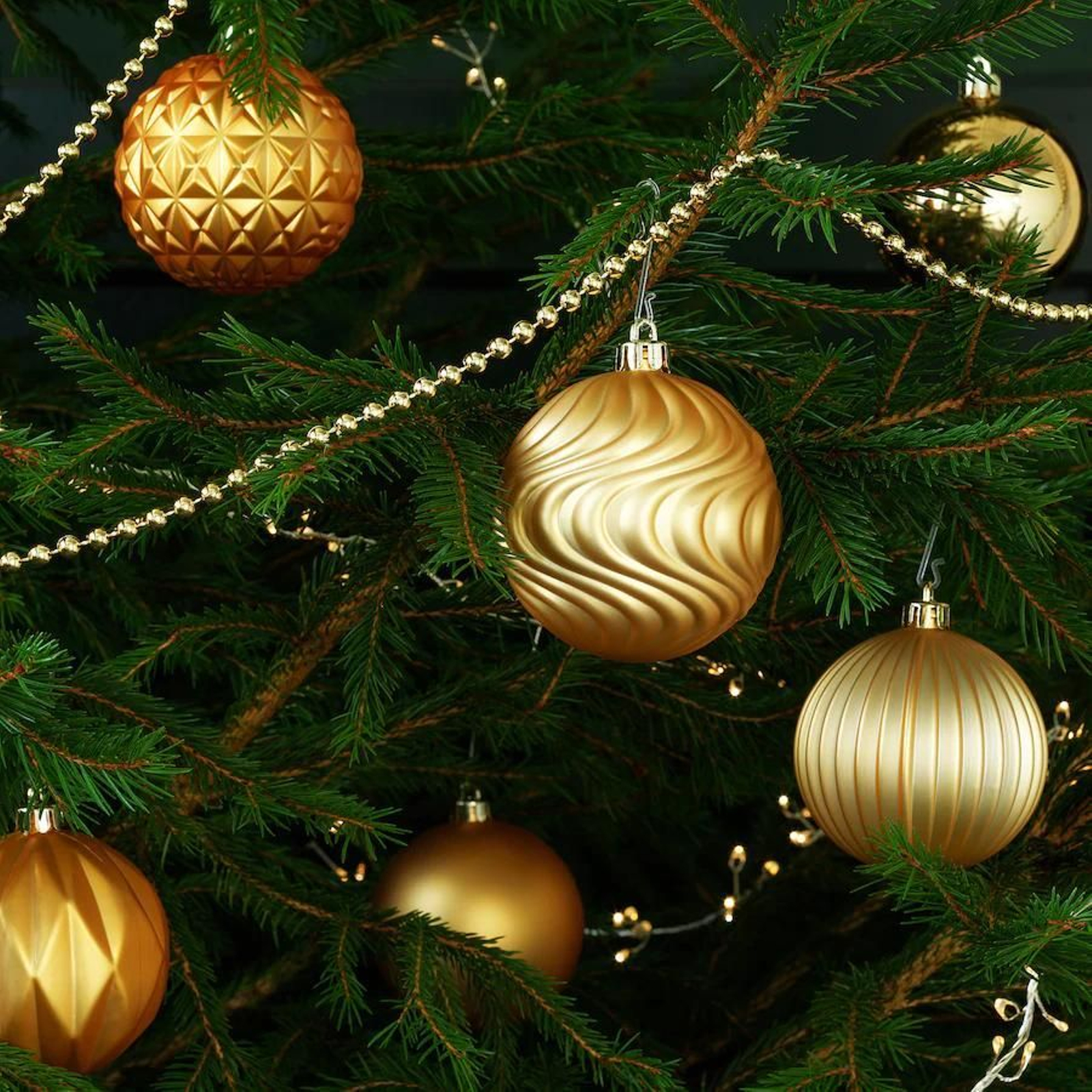 Bolas de Navidad doradas de Ikea.