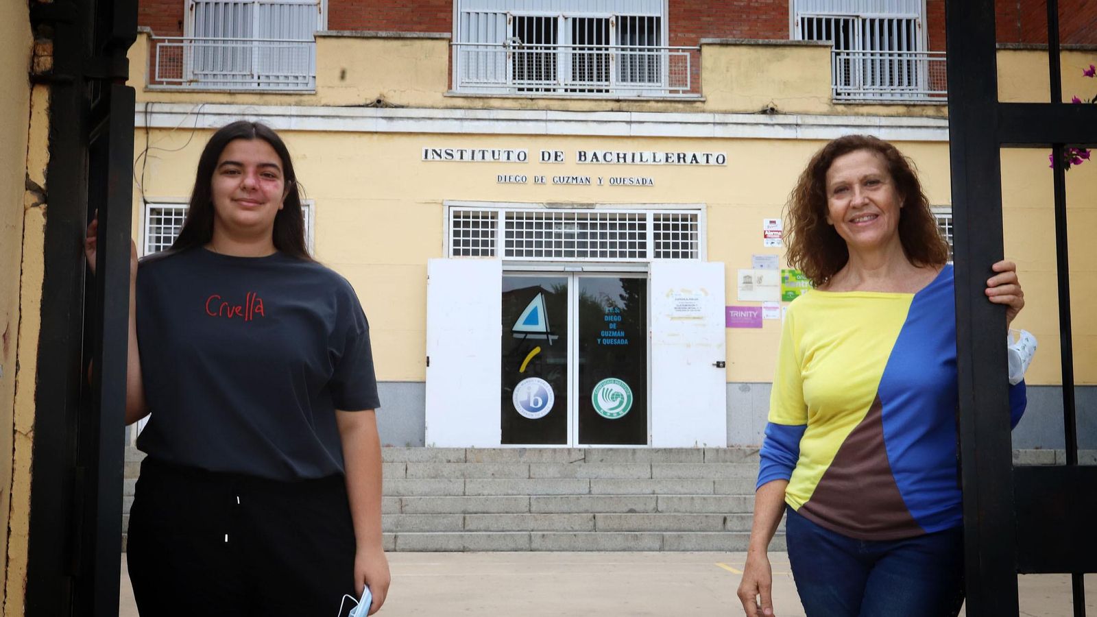 Dos generaciones del Femenino, ante el acceso al edificio central.
