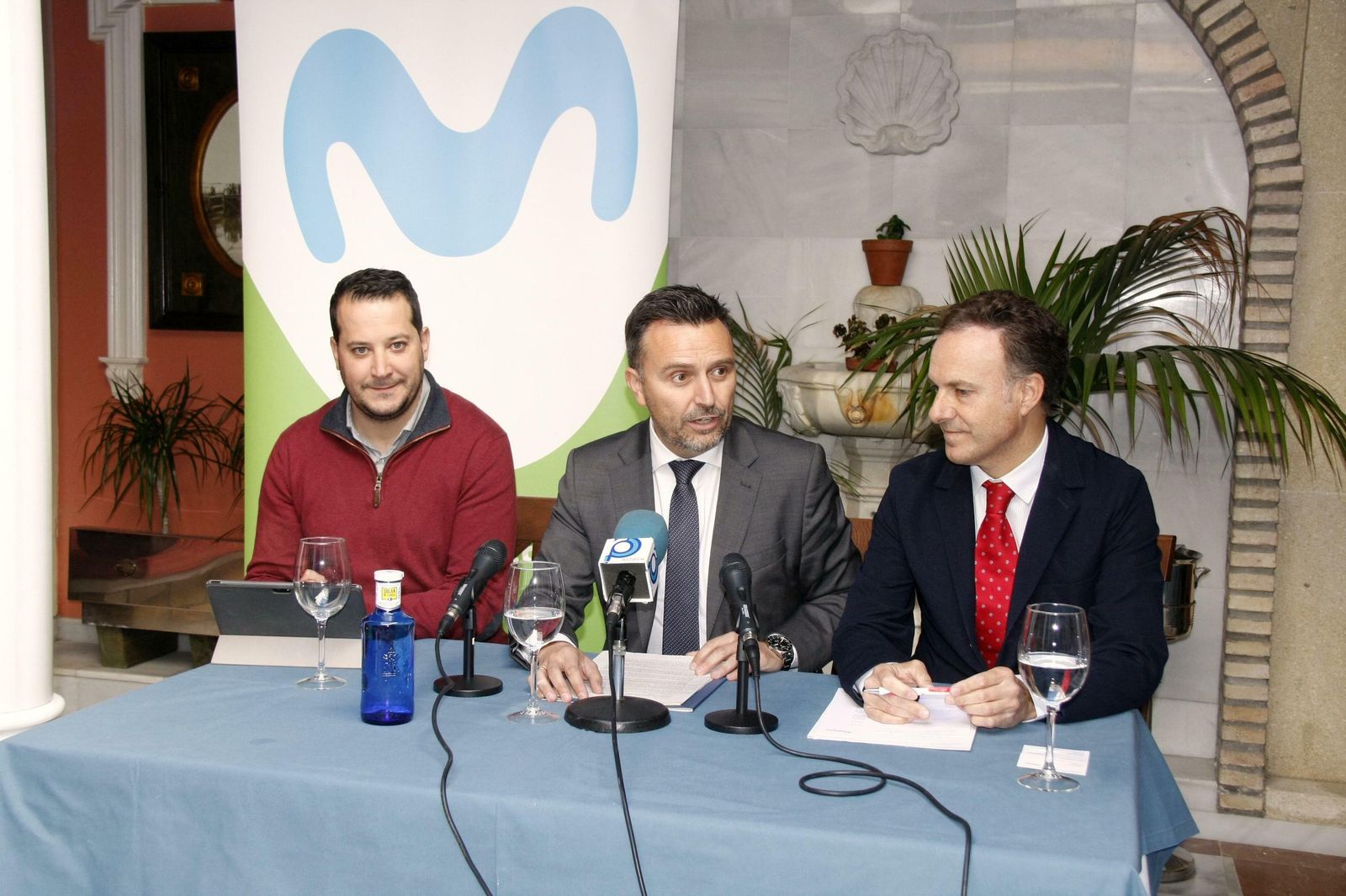 Jerónimo Palos, flanqueado por David de la Encina y Antonio Fernández, hoy en El Puerto.