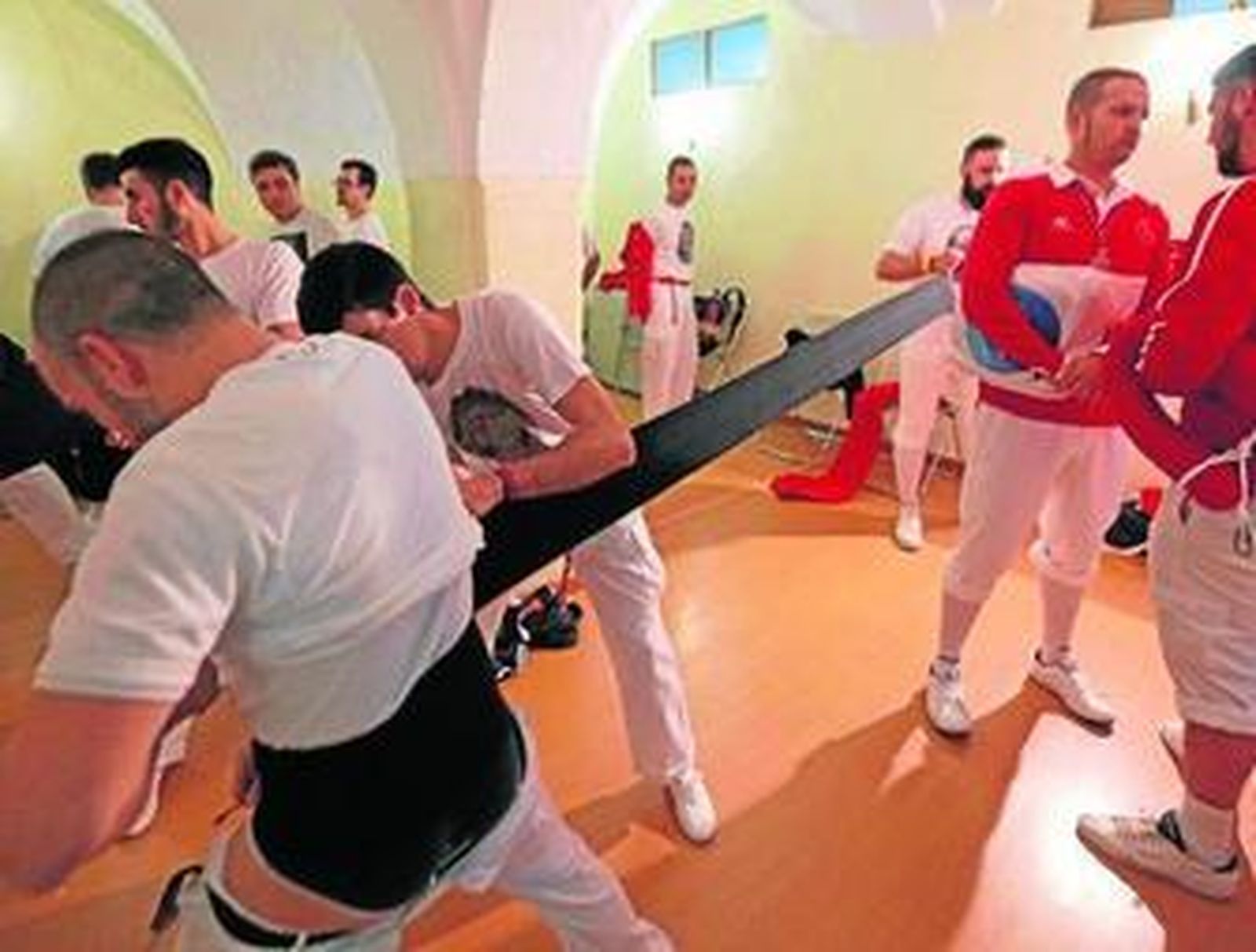 Un costalero de La Cena en pleno fajado el pasado Lunes Santo.