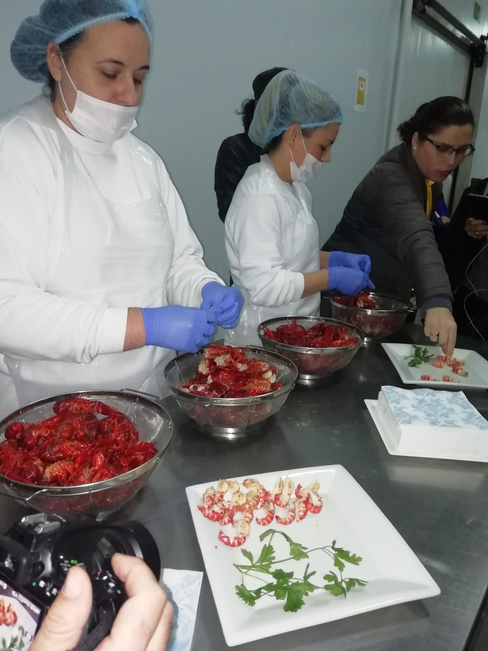 Una de las empresas que exporta cangrejos de río desde Isla Mayor