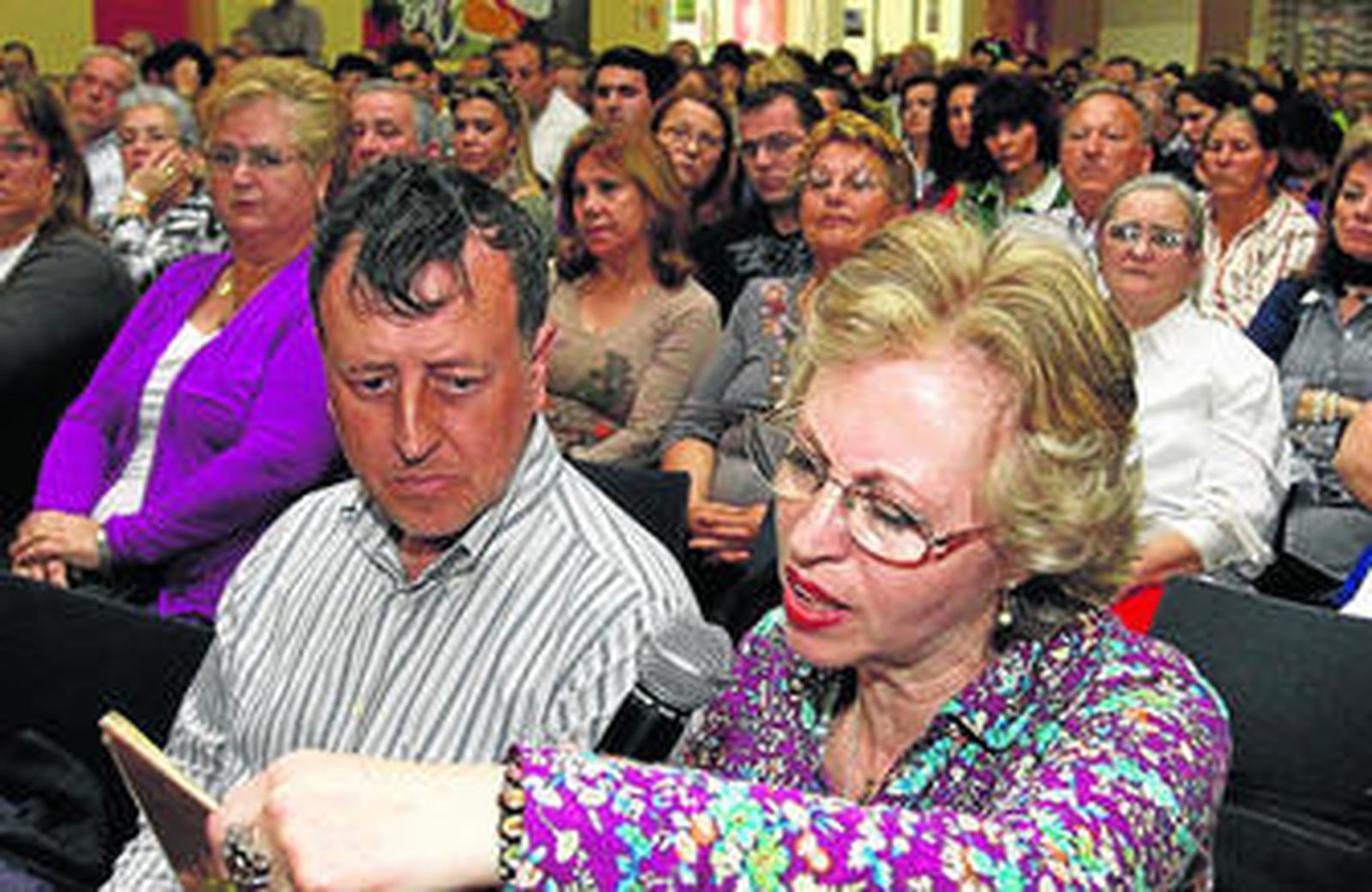 Una mujer, contando su caso en abril, en la multitudinaria reunión que congregó en Chiclana a más de 300 personas.
