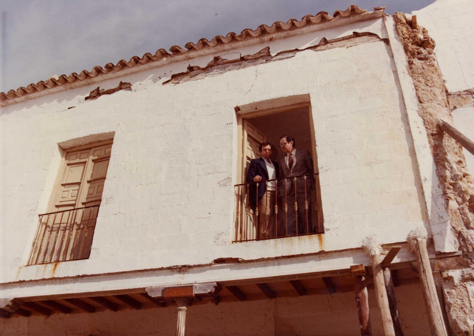 El primer presidente de la Diputación democrática, Diego Romero, durante una visita a la provincia, en un edificio en ruinas.
