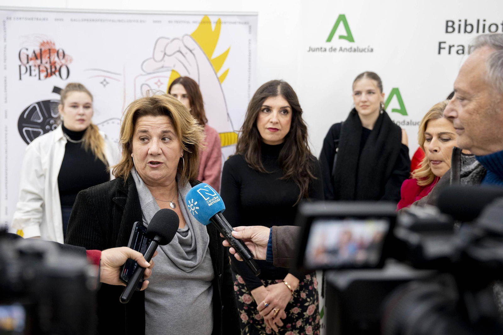 Las imágenes de la exposición "Carteles para un Gallo Pedro"