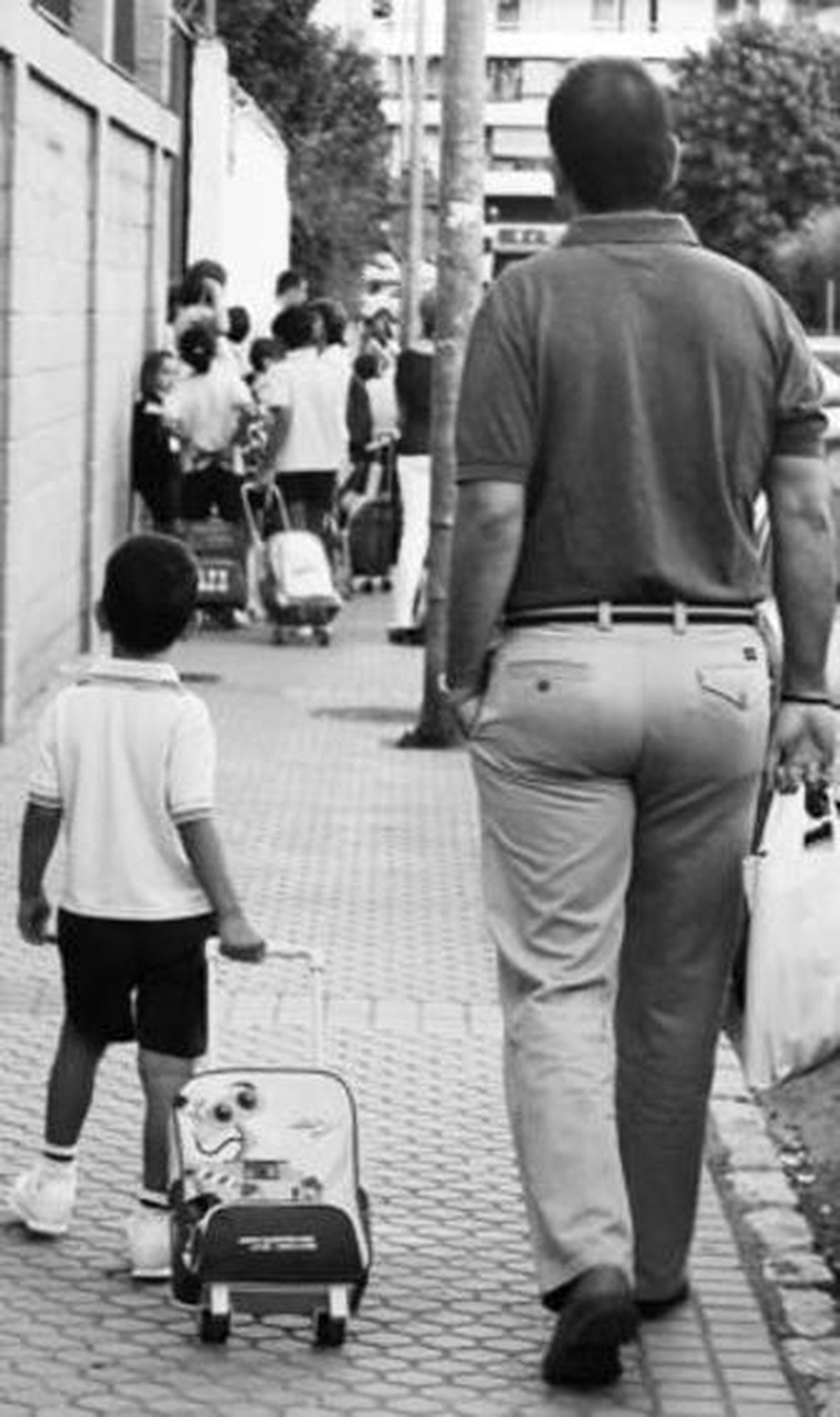 Un padre acompaña a su hijo hasta la entrada del Buen Pastor.