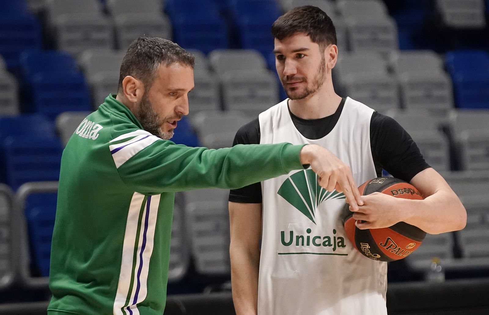 Ibon Navarro da indicaciones a Brizuela.