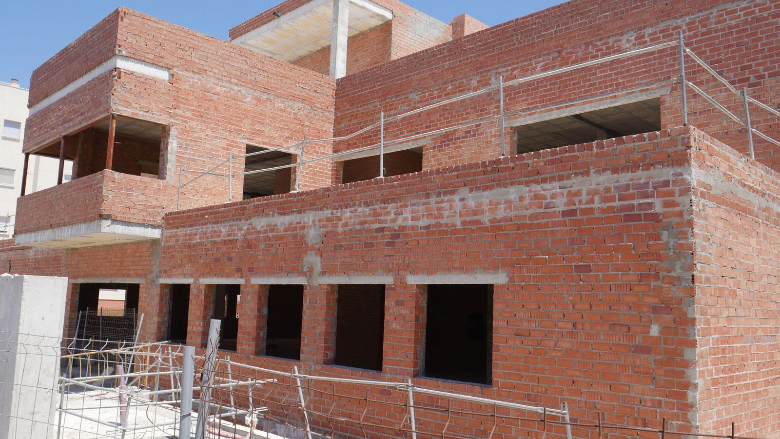 Aspecto actual que presentan las obras del futuro centro de Camposoto.