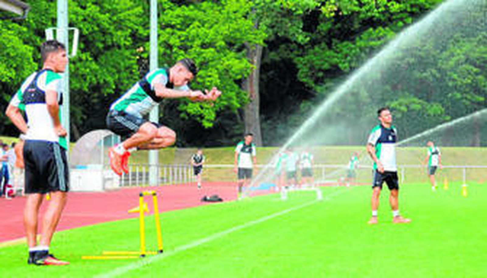 Álex Alegría, Sanabria y Rubén Castro, al fondo, se entrenan en las instalaciones alemanas de Neuruppin.