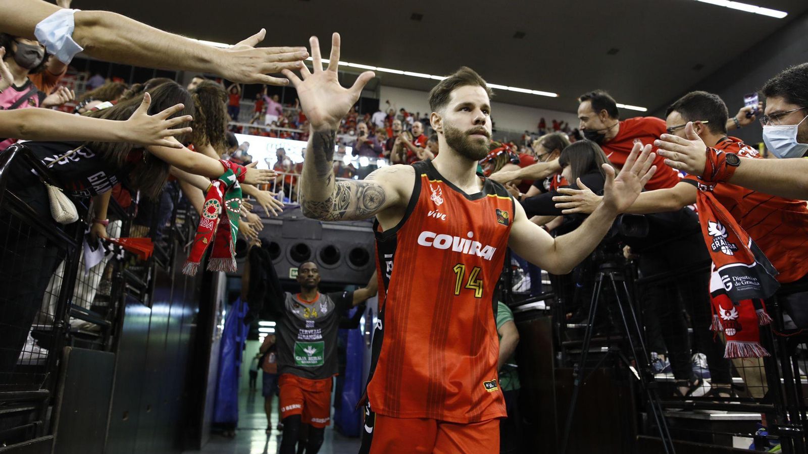 Christian Díaz, saludando a la salida de los vestuarios