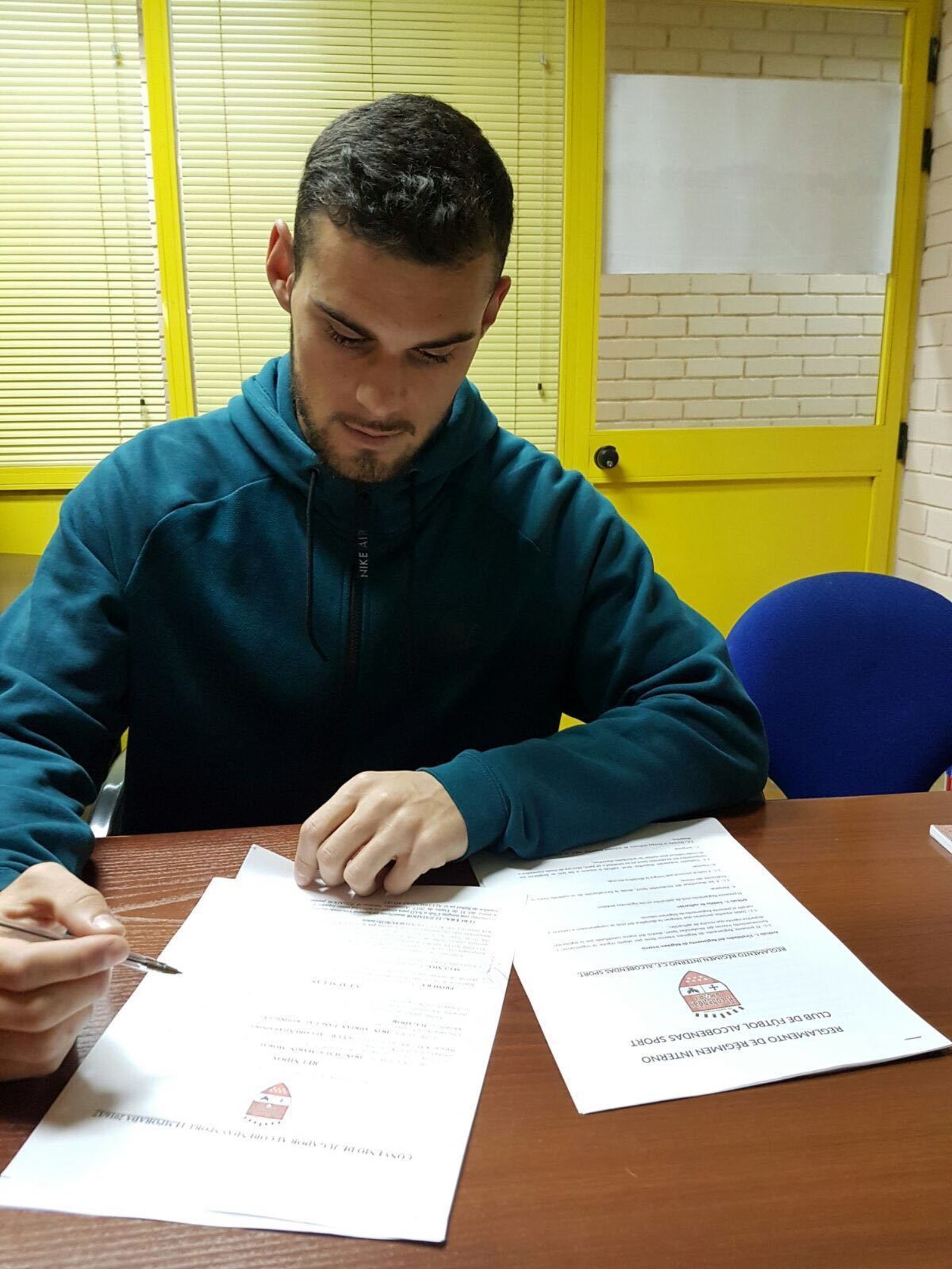El chiclanero Adrián Pascual firma su contrato con el Alcobendas Sport.