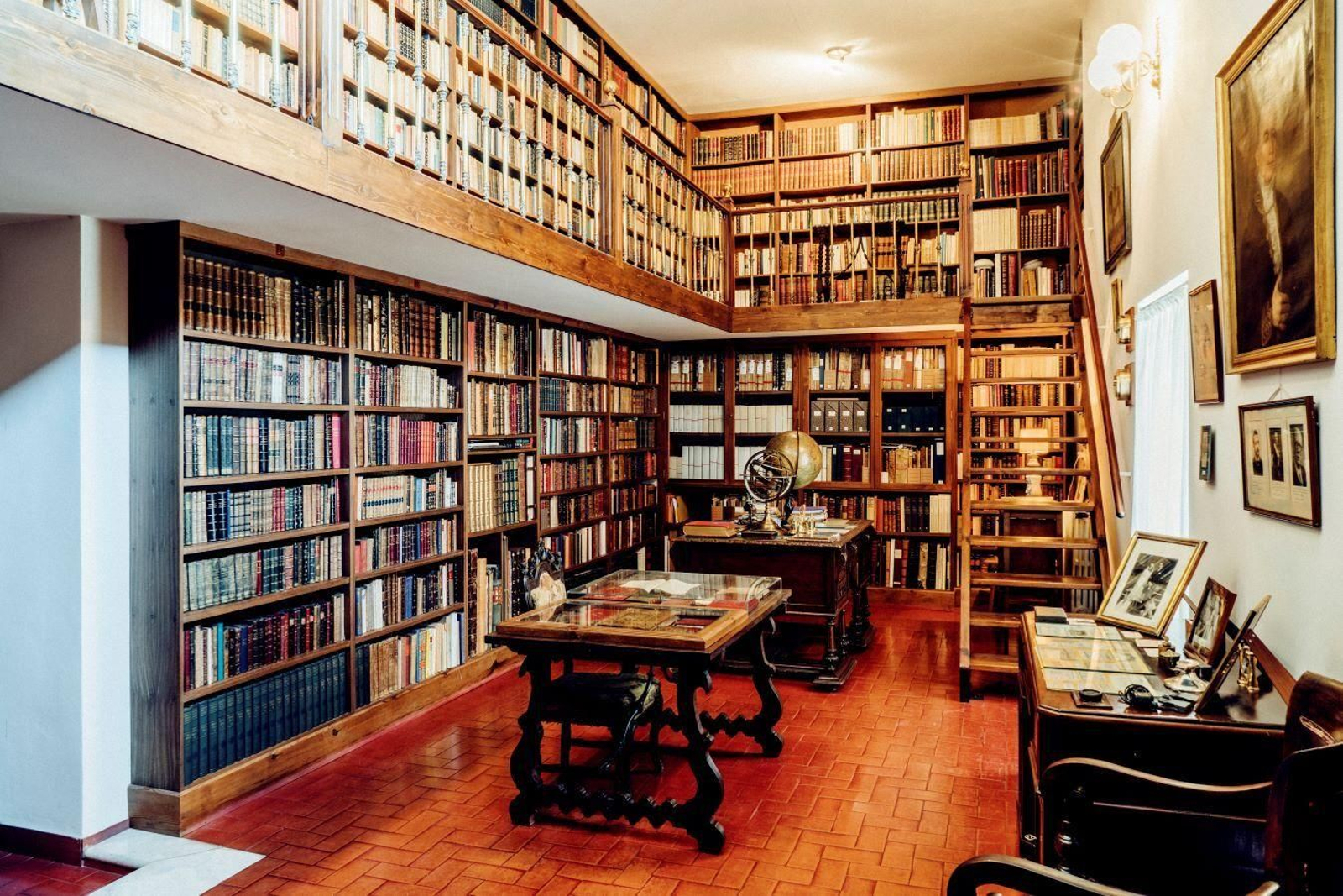 Biblioteca del Palacio Vela de los Cobos.