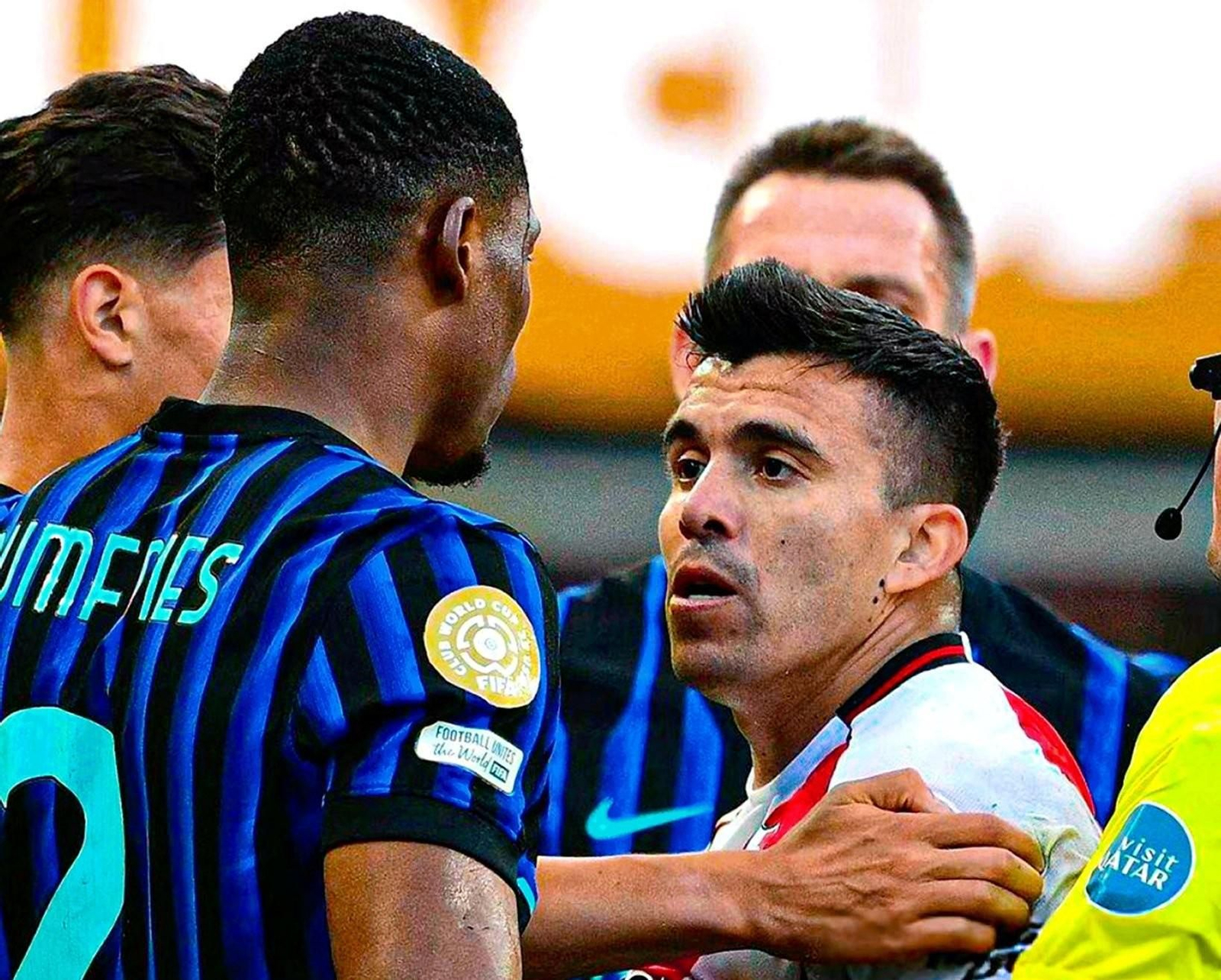 Acuña se encara con Dumfries al finalizar el partido.