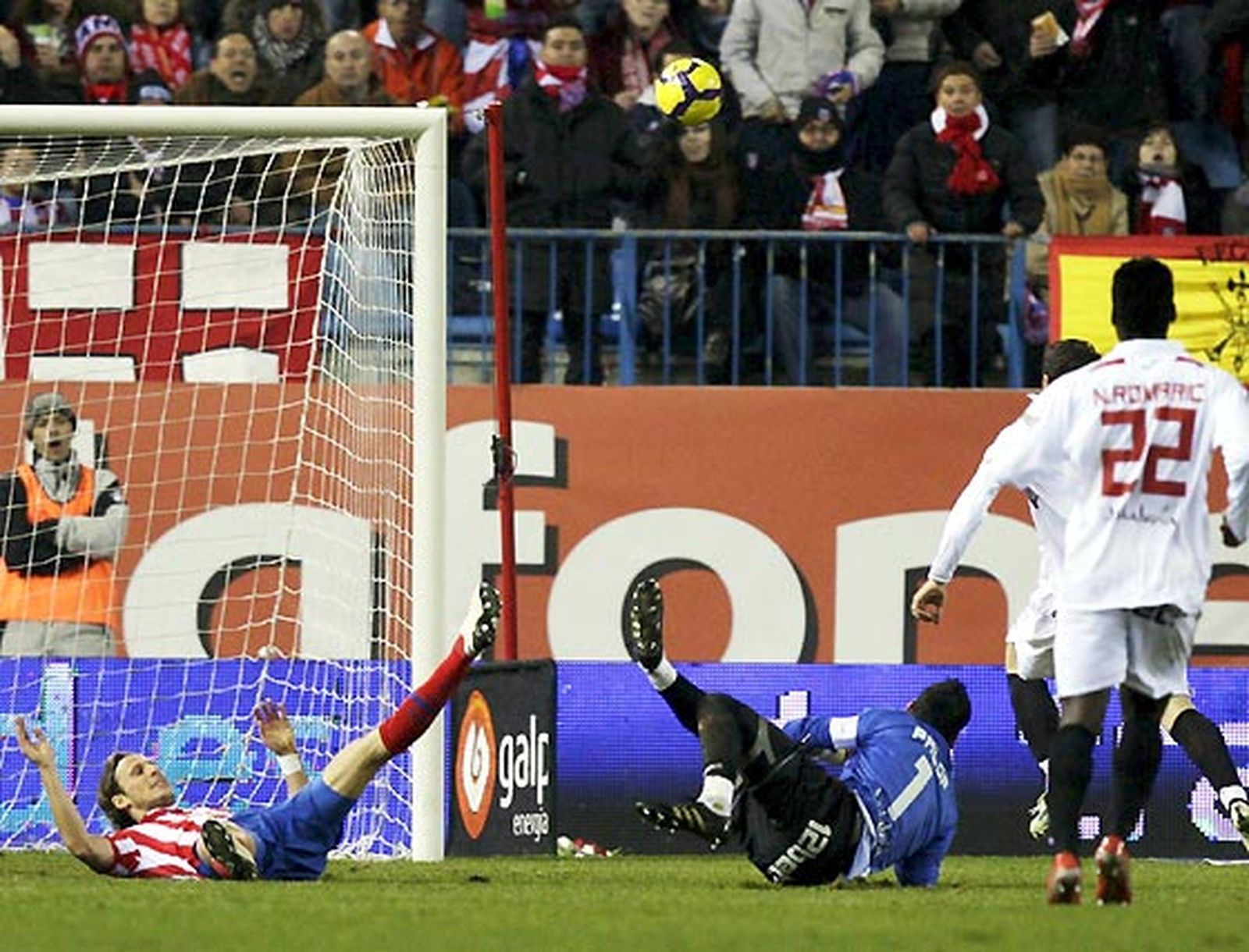 El Sevilla, que se adelantó en el marcador, salió derrotado del Calderón por un gol en propia puerta de Dragutinovic y otro de Antonio López en el 93.

Foto: Reuters / Afp Photo / Efe