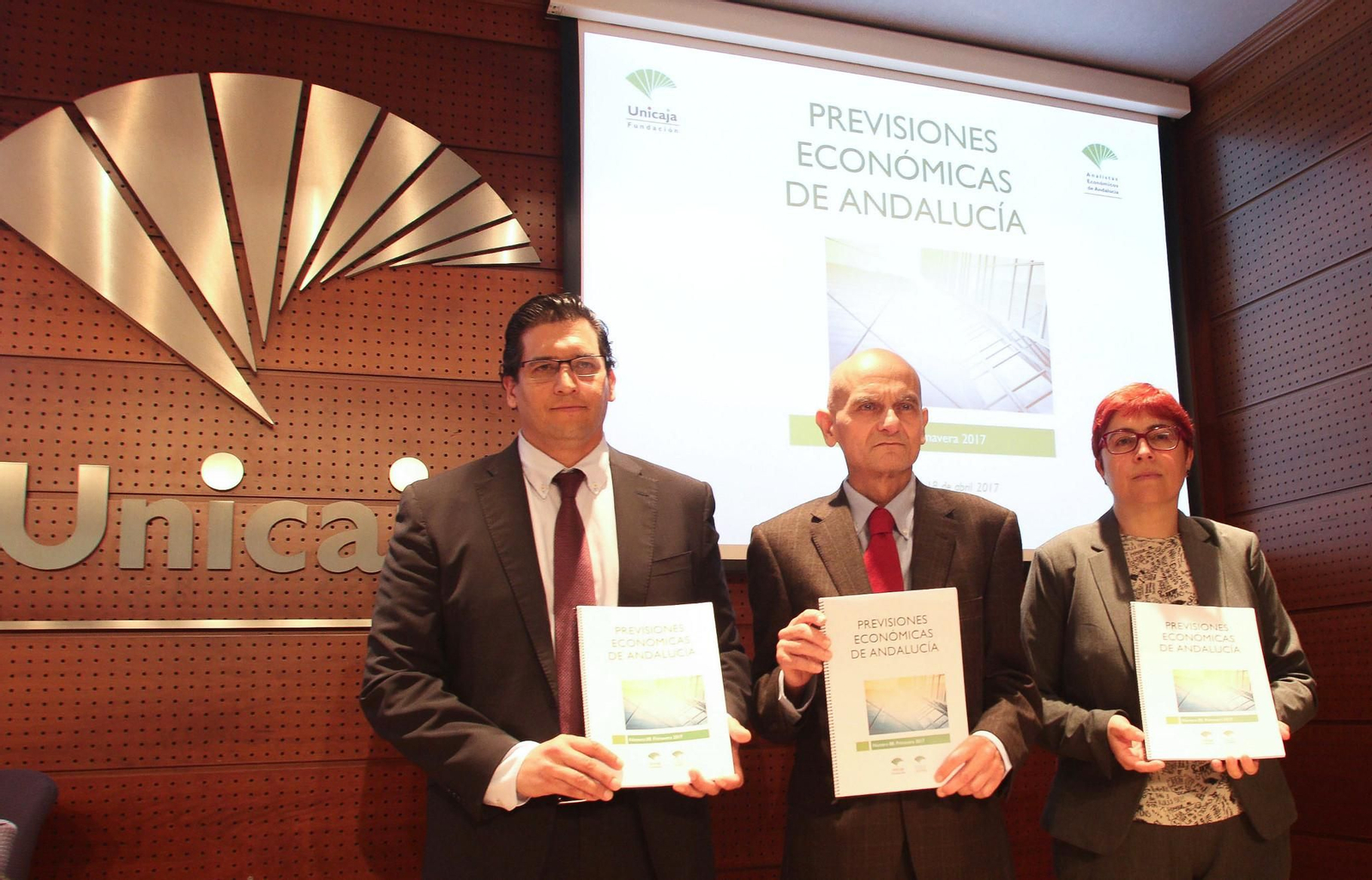 Rafael Muñoz, directivo de la Fundación  Unicaja, Francisco García, consejero de Analistas, y Felisa Becerra, coordinadora.