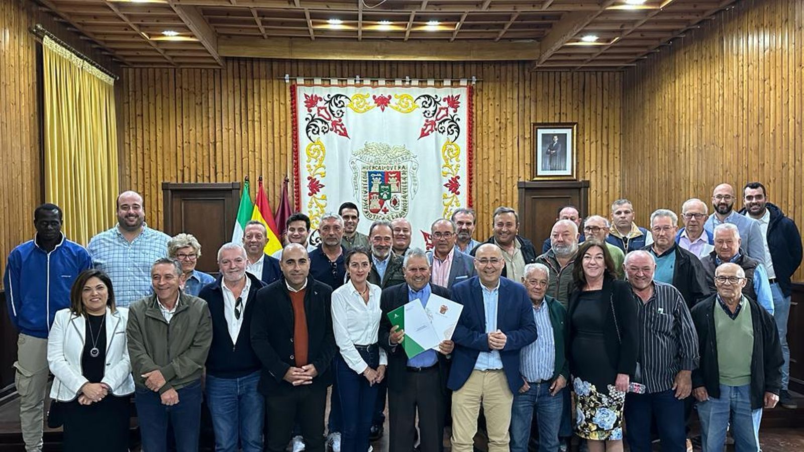 El Salón de Plenos del Ayuntamiento huercalense acogió la firma del convenio entre administraciones.